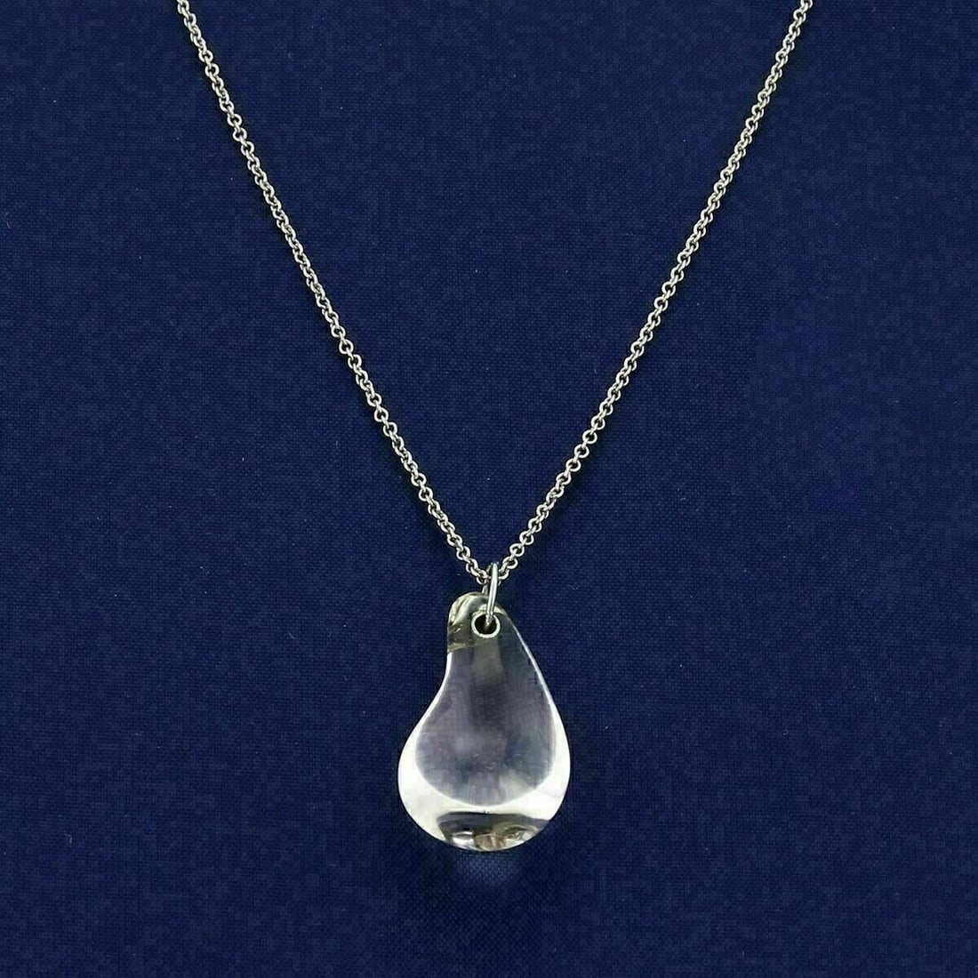Tiffany & Co Elsa Peretti platinum necklace with rock crystal teardrop pendant: Tiffany & Co Elsa Peretti platinum necklace with rock crystal teardrop pendant A pre-owned Tiffany & Co. Elsa Peretti pendant necklace crafted in platinum with a rock crystal teardrop pendant. The des