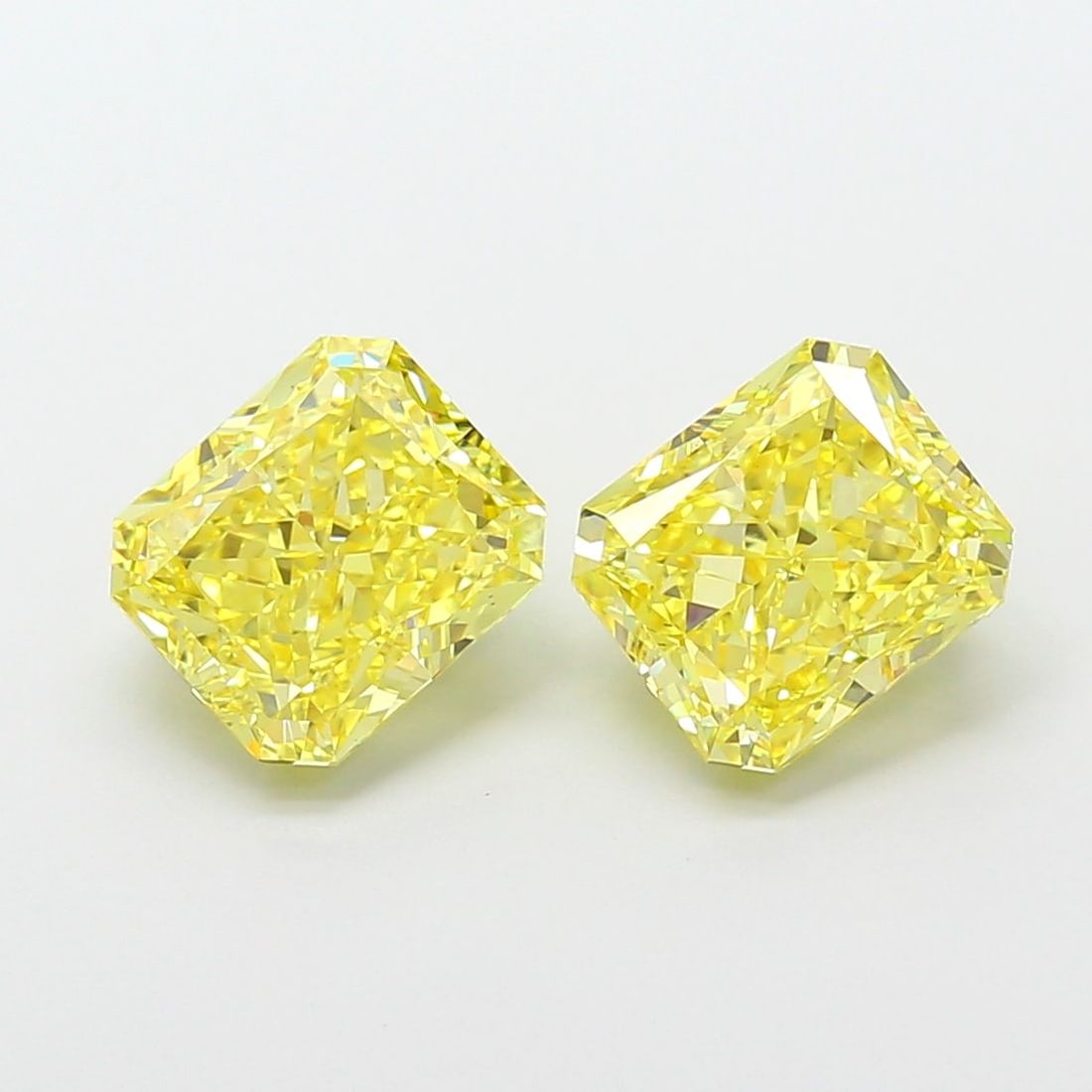 Loose Diamond - RADIANT 2.53ct Fancy Vivid Yellow VS2: Loose Diamond - RADIANT 2.53ct Fancy Vivid Yellow VS2 Source: This is a real non-mined Diamond that has been grown in a lab Shape: RADIANT Carats: 2.53 Color: Fancy Vivid Yellow Certification: IGI Vid