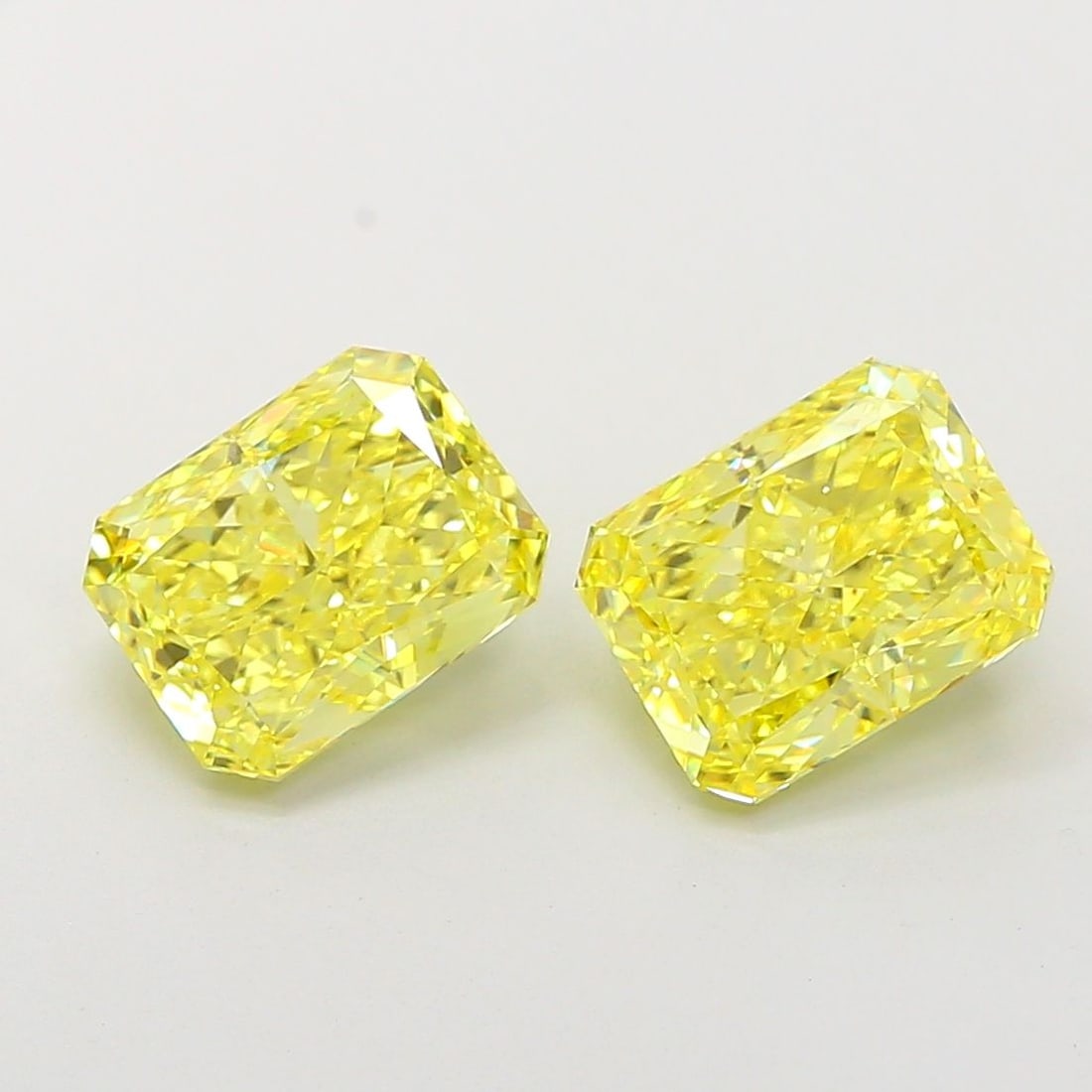 Loose Diamond - RADIANT 3.01ct Fancy Vivid Yellow VVS2: Loose Diamond - RADIANT 3.01ct Fancy Vivid Yellow VVS2 Source: This is a real non-mined Diamond that has been grown in a lab Shape: RADIANT Carats: 3.01 Color: Fancy Vivid Yellow Certification: IGI Vi
