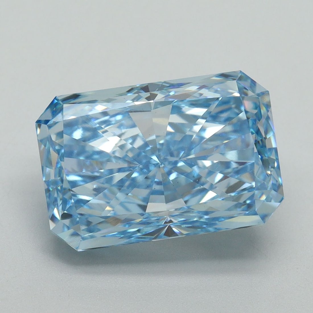 Loose Diamond - RADIANT 6.14ct Fancy Vivid Blue VS1: Loose Diamond - RADIANT 6.14ct Fancy Vivid Blue VS1 Source: This is a real non-mined Diamond that has been grown in a lab Shape: RADIANT Carats: 6.14 Color: Fancy Vivid Blue Certification: IGI Video: