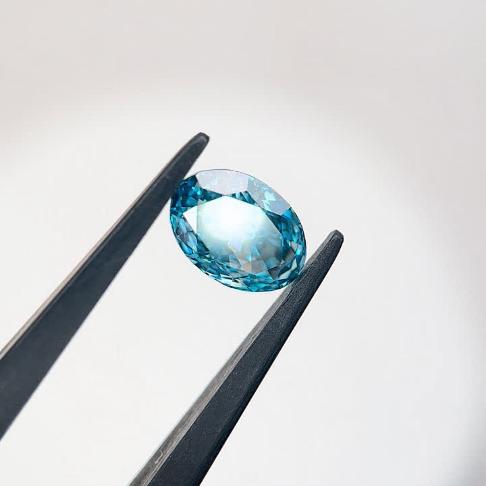 Loose Diamond - OVAL 1.9ct Fancy Vivid Blue VVS2: Loose Diamond - OVAL 1.9ct Fancy Vivid Blue VVS2 Source: This is a real non-mined Diamond that has been grown in a lab Shape: OVAL Carats: 1.9 Color: Fancy Vivid Blue Certification: IGI Video: