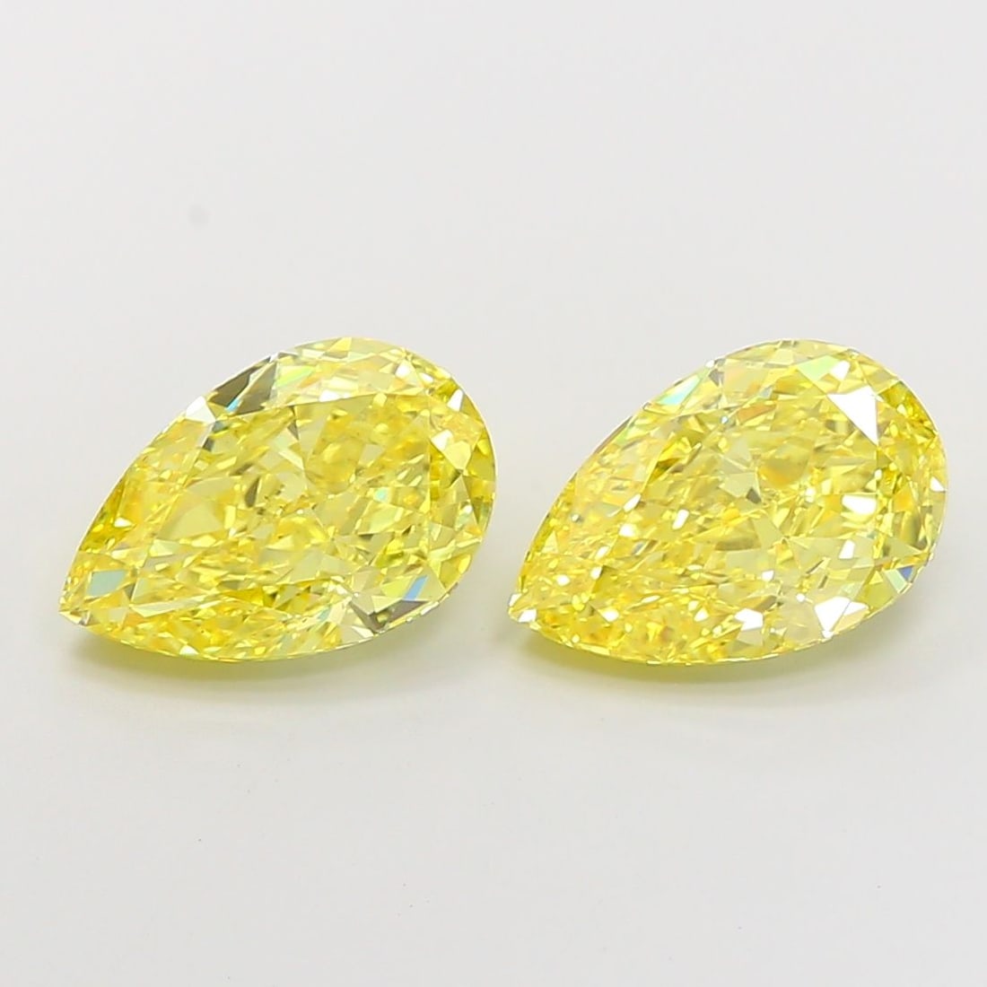 Loose Diamond - PEAR 4.02ct Fancy Vivid Yellow VS1: Loose Diamond - PEAR 4.02ct Fancy Vivid Yellow VS1 Source: This is a real non-mined Diamond that has been grown in a lab Shape: PEAR Carats: 4.02 Color: Fancy Vivid Yellow Certification: IGI Video: