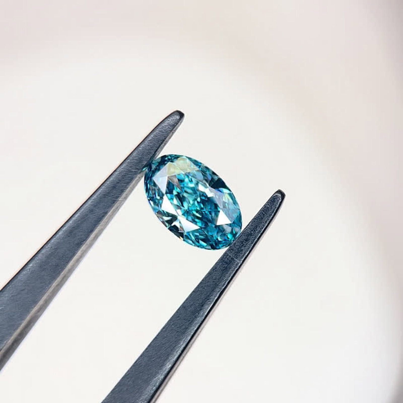 Loose Diamond - OVAL 1.04ct Fancy Vivid Blue VVS2: Loose Diamond - OVAL 1.04ct Fancy Vivid Blue VVS2 Source: This is a real non-mined Diamond that has been grown in a lab Shape: OVAL Carats: 1.04 Color: Fancy Vivid Blue Certification: IGI Video: