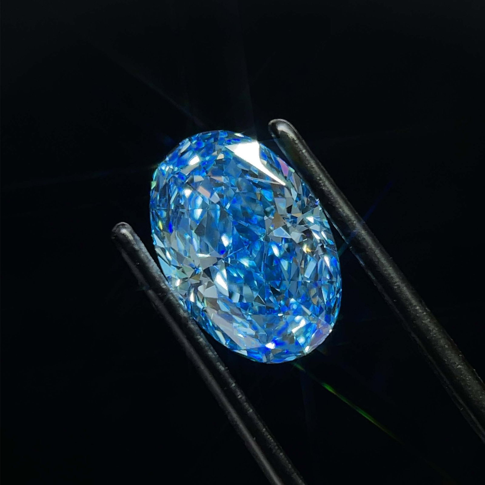 Loose Diamond - OVAL 3.59ct Fancy Vivid Blue VS1: Loose Diamond - OVAL 3.59ct Fancy Vivid Blue VS1 Source: This is a real non-mined Diamond that has been grown in a lab Shape: OVAL Carats: 3.59 Color: Fancy Vivid Blue Certification: IGI Video:
