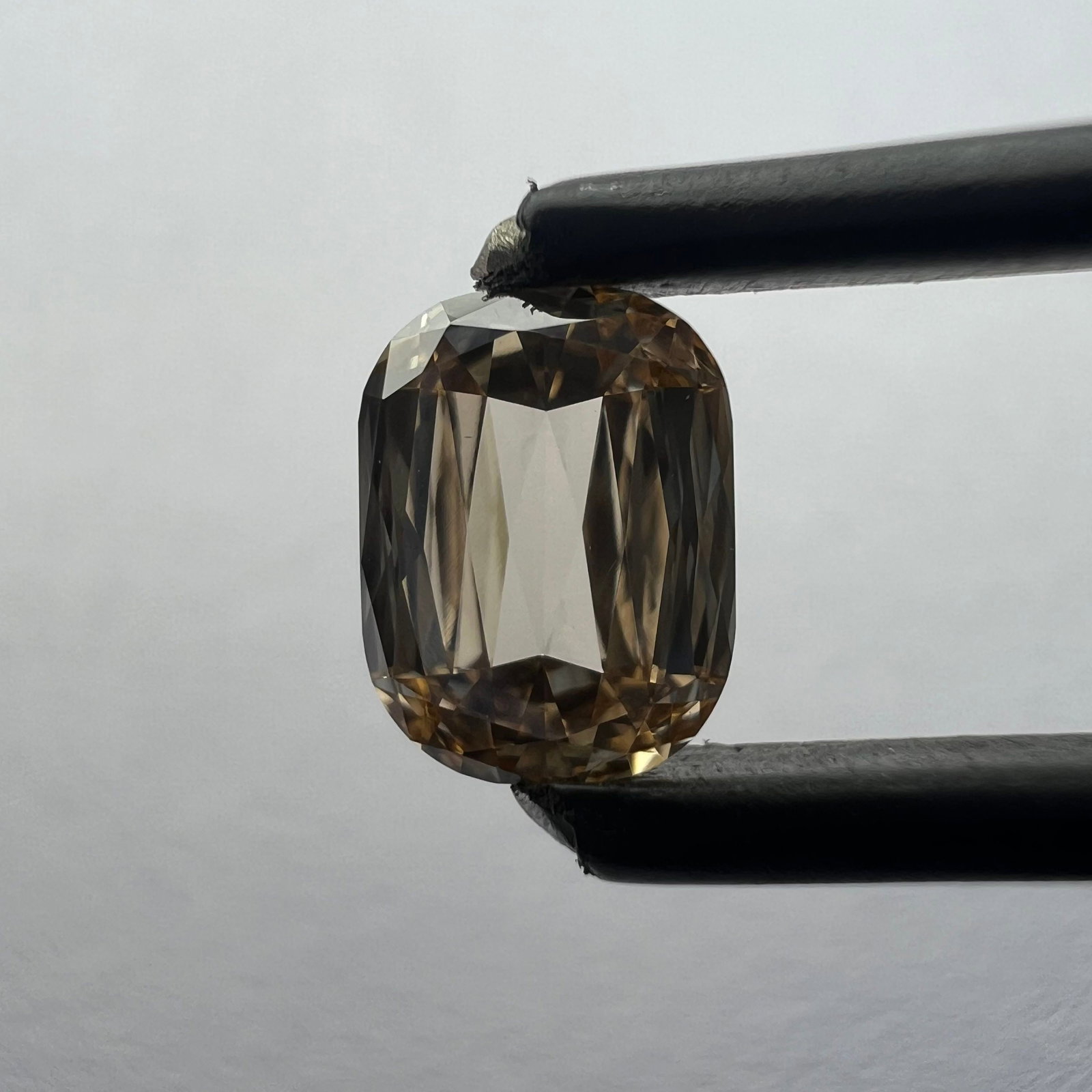 Loose Diamond - CUSHION BRILLIANT 0.68ct Orange VS2: Loose Diamond - CUSHION BRILLIANT 0.68ct Orange VS2 Source: This is a real non-mined Diamond that has been grown in a lab Shape: CUSHION BRILLIANT Carats: 0.68 Color: Orange Certification: NONE The Di