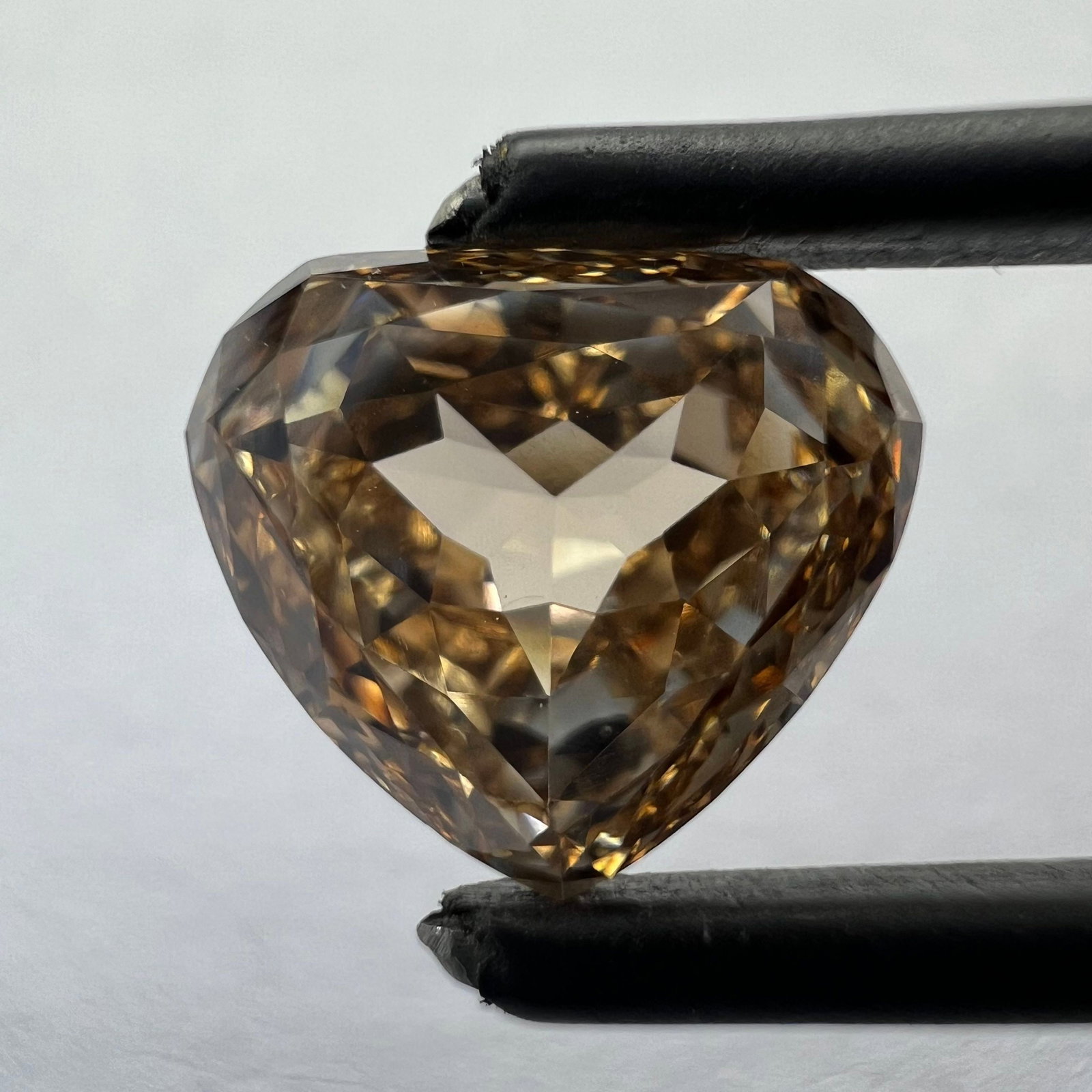 Loose Diamond - HEART 2.51ct Orange VVS2: Loose Diamond - HEART 2.51ct Orange VVS2 Source: This is a real non-mined Diamond that has been grown in a lab Shape: HEART Carats: 2.51 Color: Orange Certification: NONE The Diamond Depot Guarantee: 