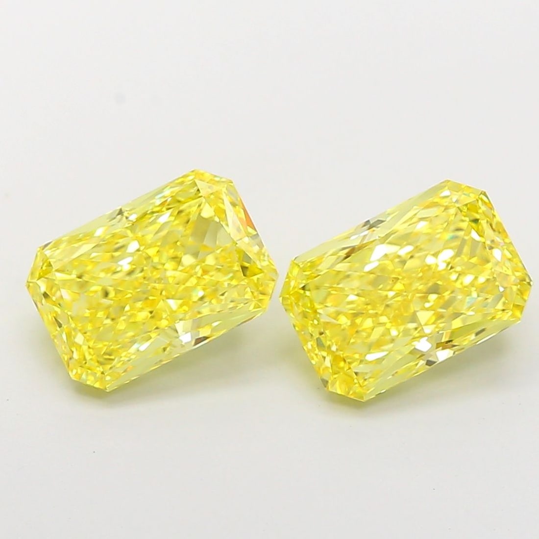 Loose Diamond - RADIANT 3.58ct Fancy Vivid Yellow VS1: Loose Diamond - RADIANT 3.58ct Fancy Vivid Yellow VS1 Source: This is a real non-mined Diamond that has been grown in a lab Shape: RADIANT Carats: 3.58 Color: Fancy Vivid Yellow Certification: IGI Vid