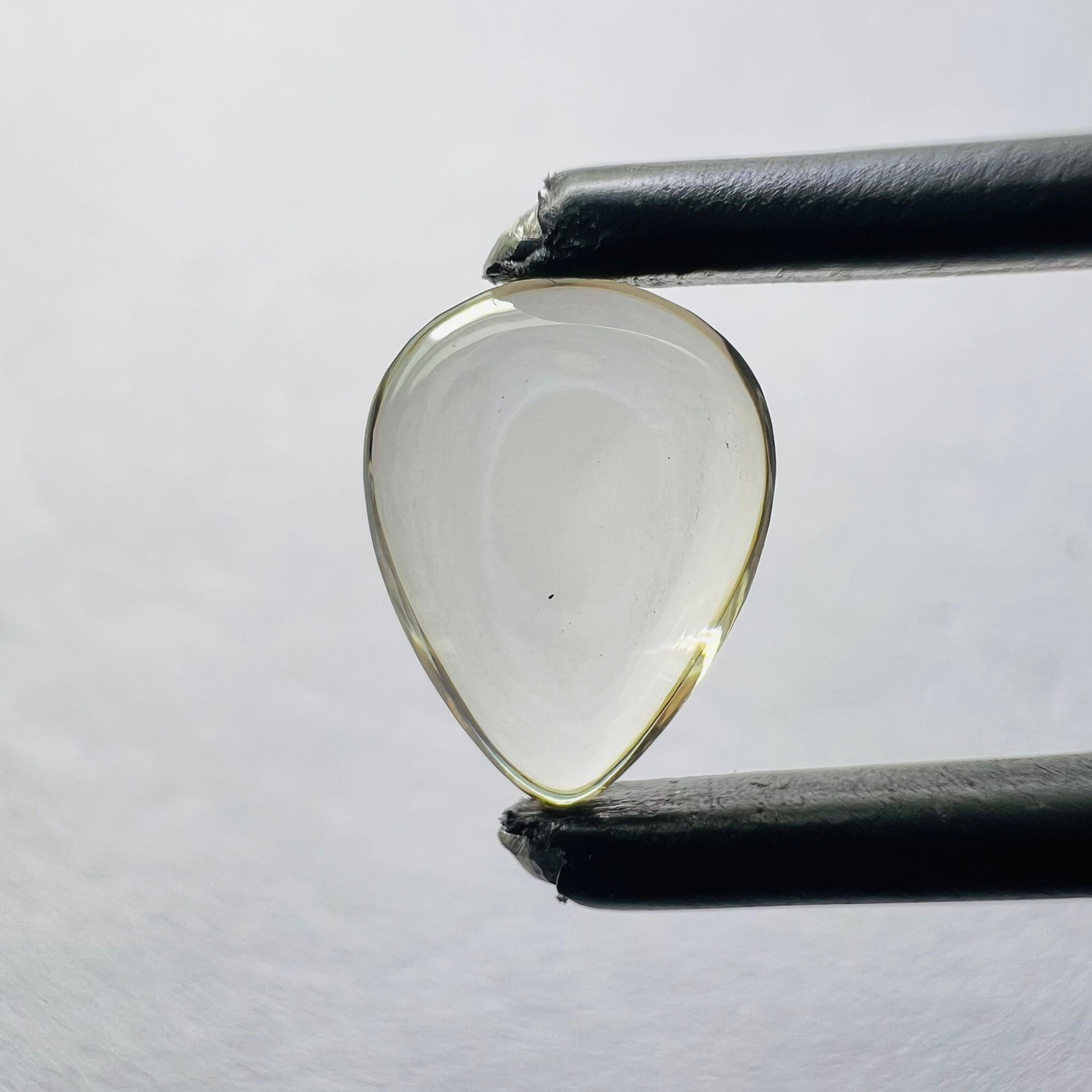 Loose Diamond - PEAR 0.86ct Brown VS1: Loose Diamond - PEAR 0.86ct Brown VS1 Source: This is a real non-mined Diamond that has been grown in a lab Shape: PEAR Carats: 0.86 Color: Brown Certification: NONE Video: