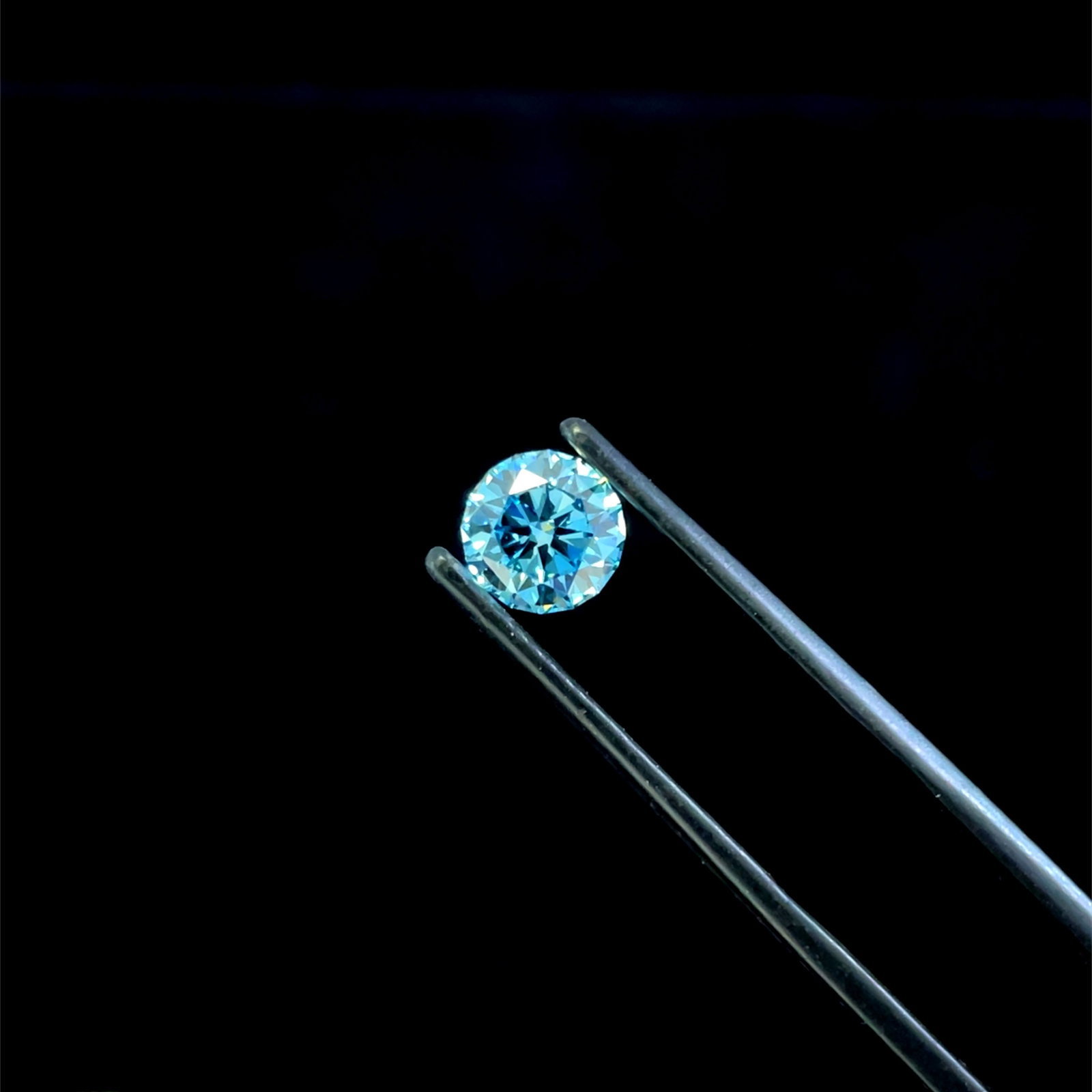 Loose Diamond - ROUND 1.04ct Fancy Vivid Blue VVS2: Loose Diamond - ROUND 1.04ct Fancy Vivid Blue VVS2 Source: This is a real non-mined Diamond that has been grown in a lab Shape: ROUND Carats: 1.04 Color: Fancy Vivid Blue Certification: IGI Video: