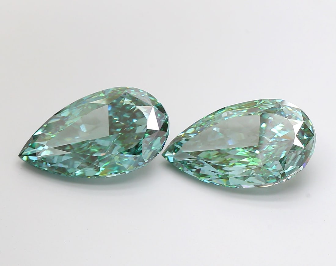 Loose Diamond - PEAR 15.09ct Fancy Vivid Green VS1: Loose Diamond - PEAR 15.09ct Fancy Vivid Green VS1 Source: This is a real non-mined Diamond that has been grown in a lab Shape: PEAR Carats: 15.09 Color: Fancy Vivid Green Certification: IGI Video: