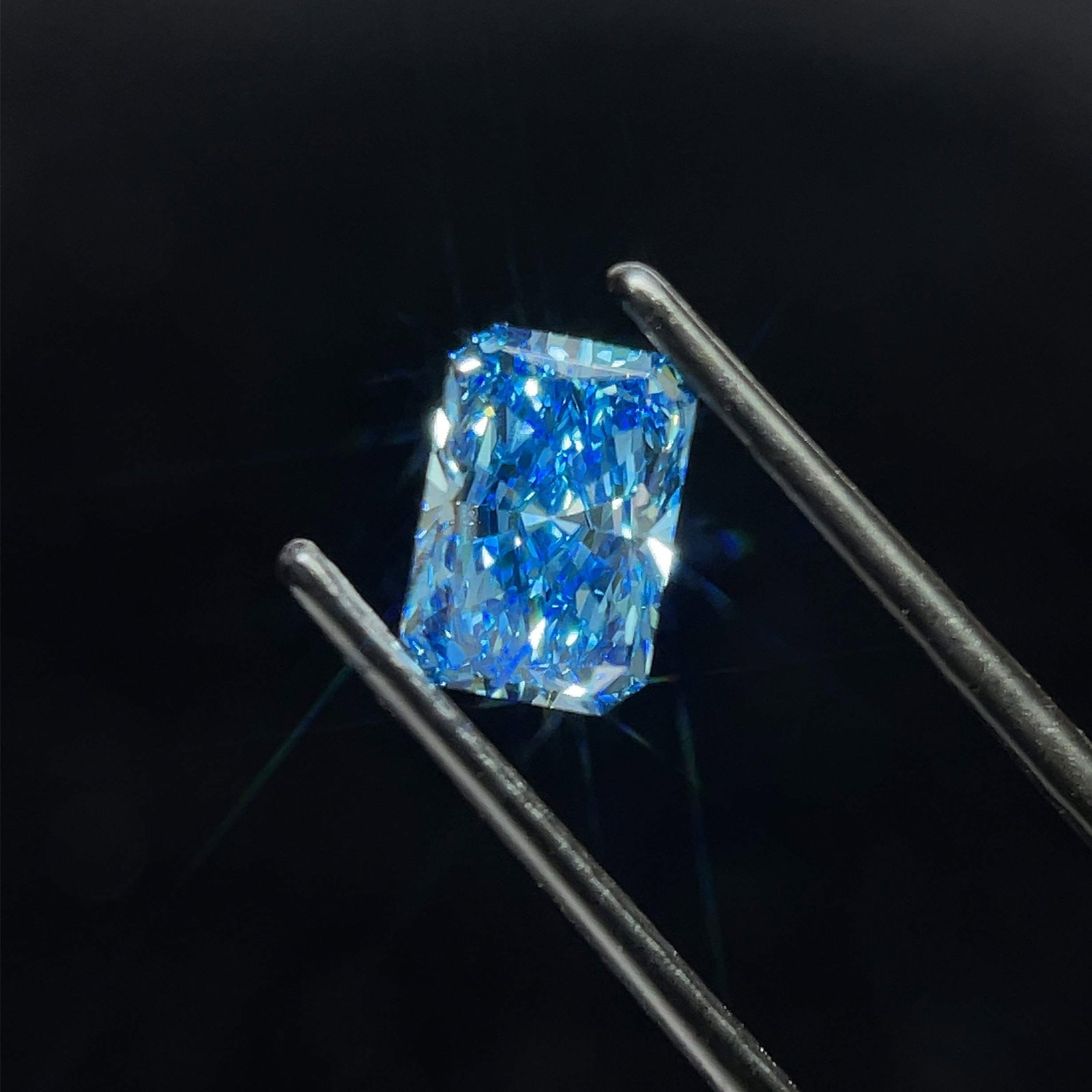 Loose Diamond - RADIANT 1.79ct Fancy Vivid Blue VS1: Loose Diamond - RADIANT 1.79ct Fancy Vivid Blue VS1 Source: This is a real non-mined Diamond that has been grown in a lab Shape: RADIANT Carats: 1.79 Color: Fancy Vivid Blue Certification: IGI Video:
