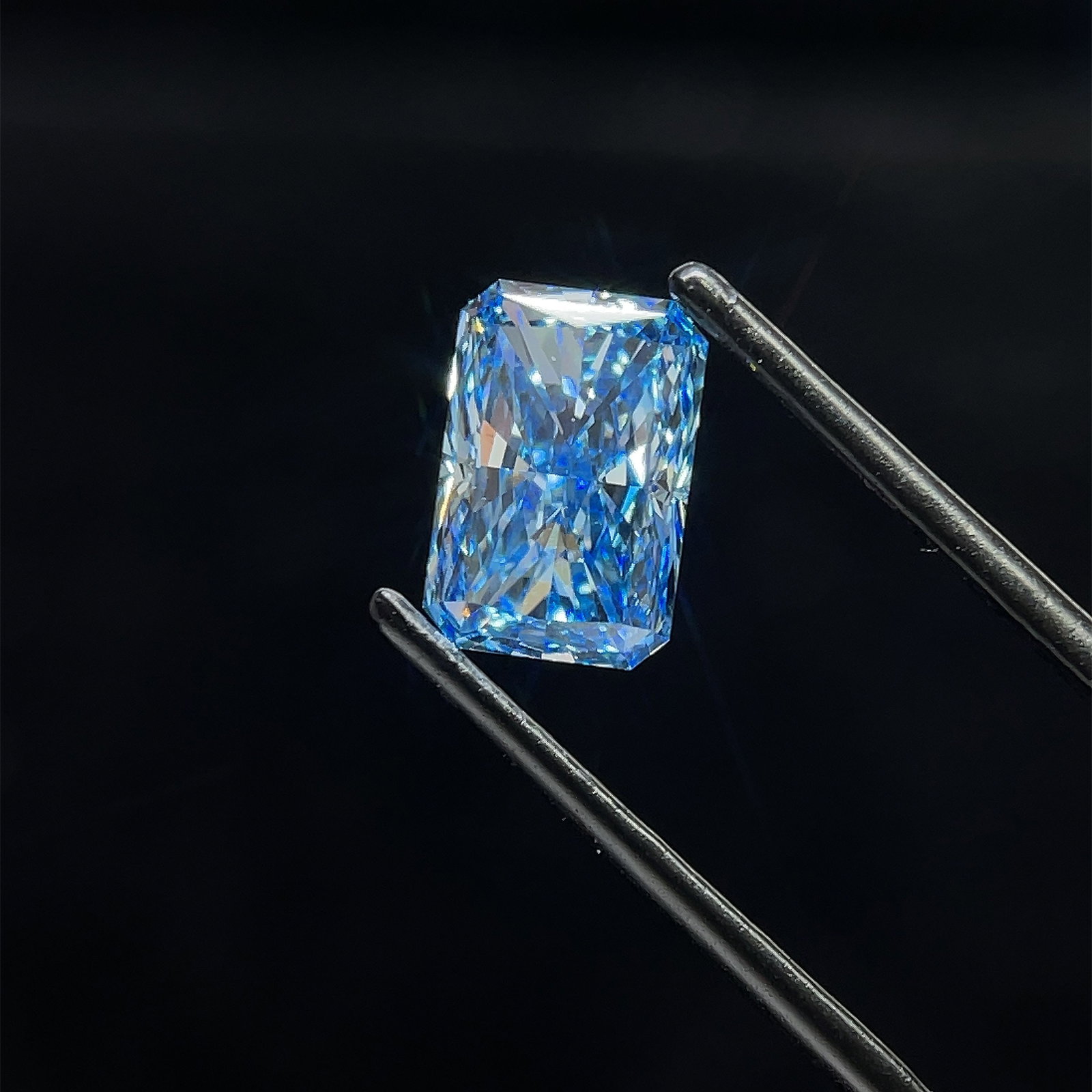 Loose Diamond - RADIANT 2.3ct Fancy Vivid Blue VS1: Loose Diamond - RADIANT 2.3ct Fancy Vivid Blue VS1 Source: This is a real non-mined Diamond that has been grown in a lab Shape: RADIANT Carats: 2.3 Color: Fancy Vivid Blue Certification: IGI Video: