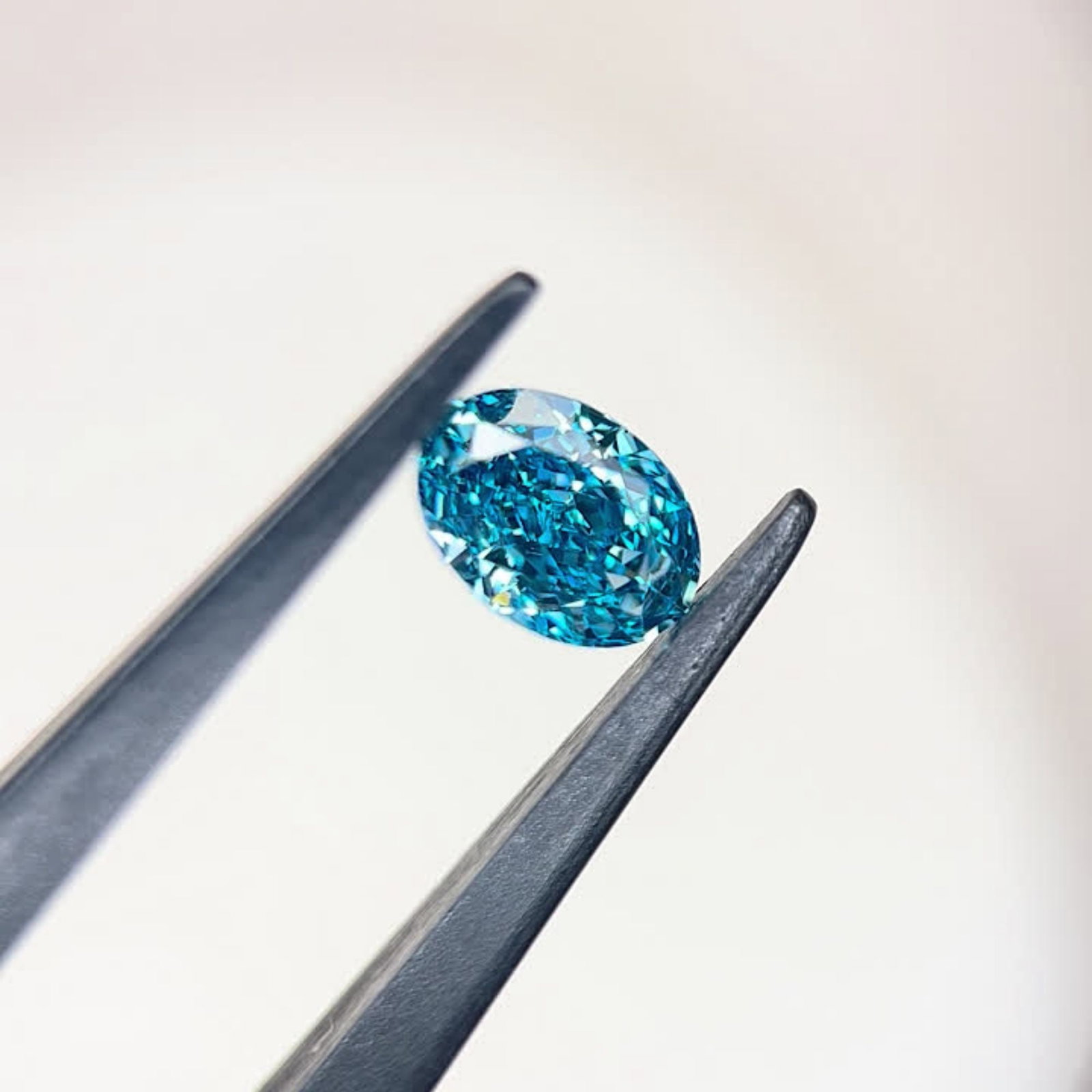 Loose Diamond - OVAL 1.04ct Fancy Vivid Blue VVS2: Loose Diamond - OVAL 1.04ct Fancy Vivid Blue VVS2 Source: This is a real non-mined Diamond that has been grown in a lab Shape: OVAL Carats: 1.04 Color: Fancy Vivid Blue Certification: IGI Video: