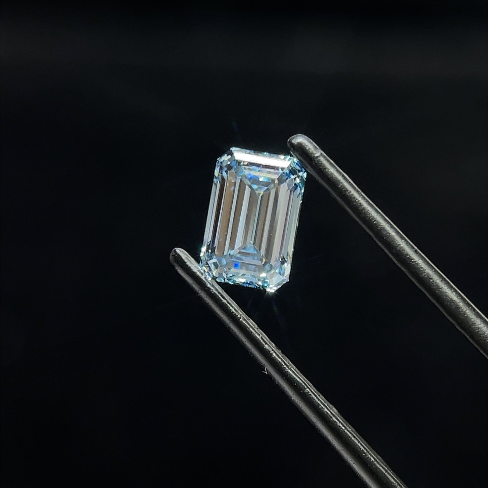 Loose Diamond - EMERALD 1.0ct Blue VS2: Loose Diamond - EMERALD 1.0ct Blue VS2 Source: This is a real non-mined Diamond that has been grown in a lab Shape: EMERALD Carats: 1.0 Color: Blue Certification: NONE The Diamond Depot Guarantee: All
