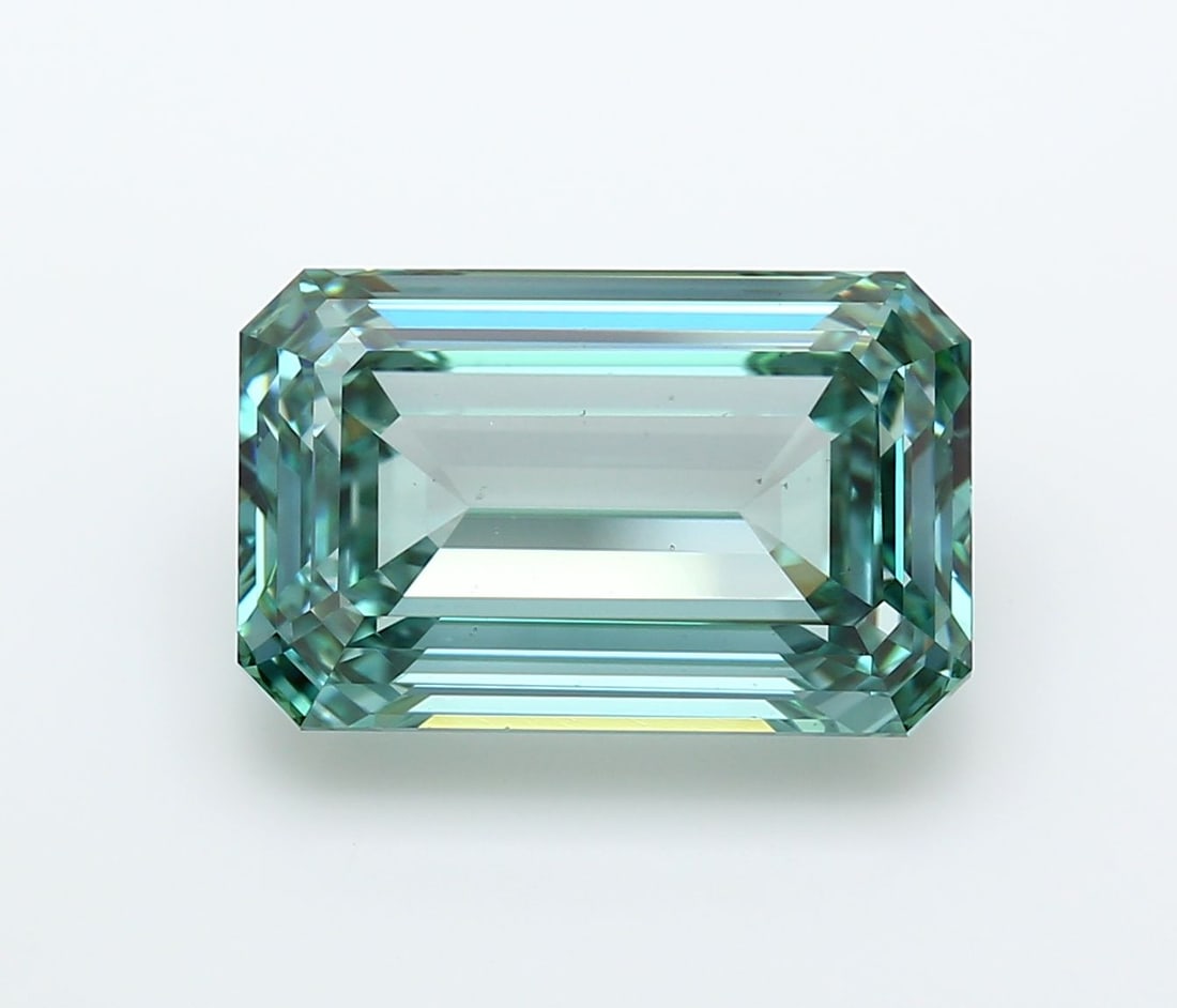 Loose Diamond - EMERALD 10.08ct Fancy Vivid Green VS1: Loose Diamond - EMERALD 10.08ct Fancy Vivid Green VS1 Source: This is a real non-mined Diamond that has been grown in a lab Shape: EMERALD Carats: 10.08 Color: Fancy Vivid Green Certification: IGI Vid