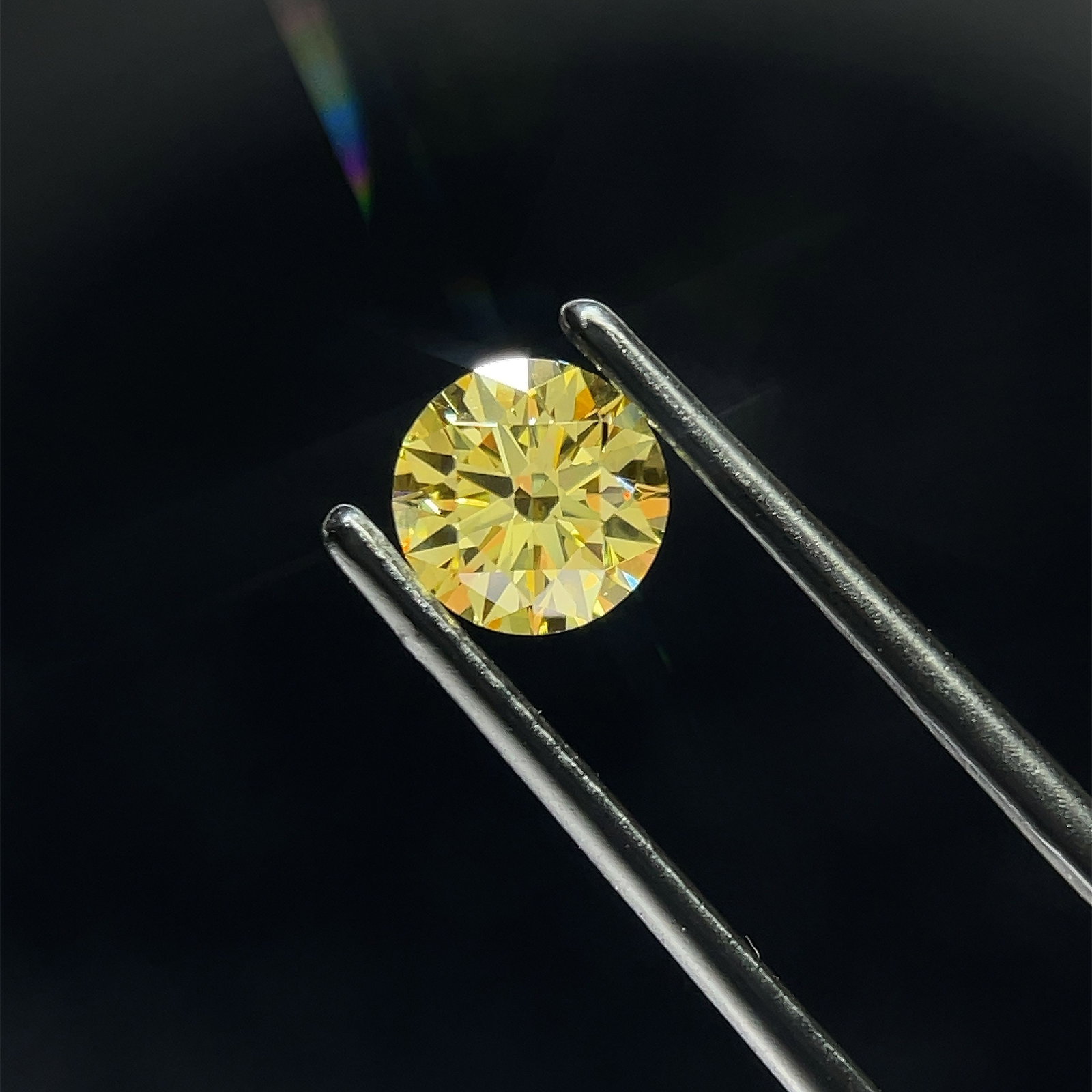 Ideal Loose Diamond - ROUND 0.9ct Fancy Intense Yellow VS1: Ideal Loose Diamond - ROUND 0.9ct Fancy Intense Yellow VS1 Source: This is a real non-mined Diamond that has been grown in a lab Shape: ROUND Carats: 0.9 Color: Fancy Intense Yellow Certification: IGI