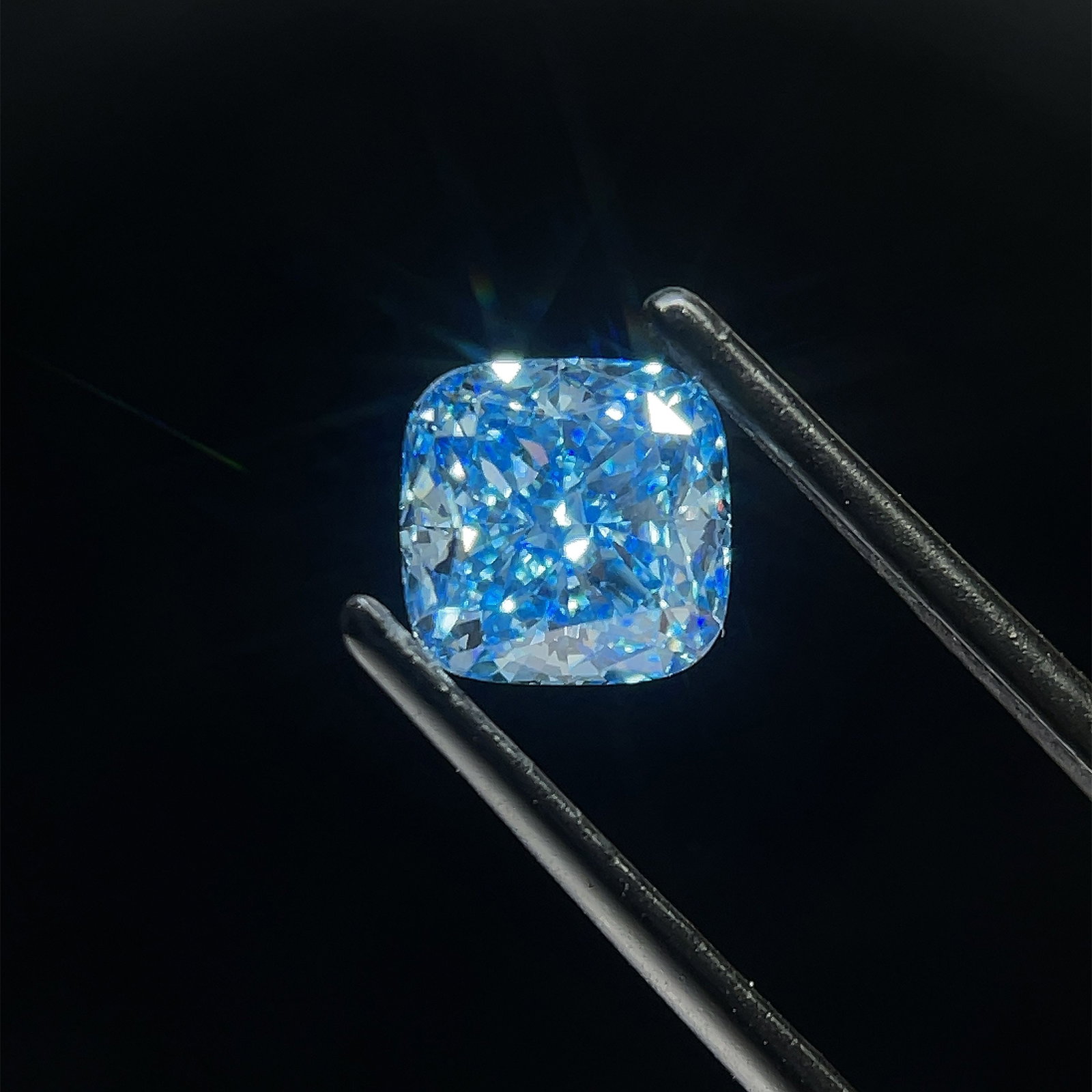 Loose Diamond - CUSHION BRILLIANT 1.56ct Fancy Vivid Blue VS2: Loose Diamond - CUSHION BRILLIANT 1.56ct Fancy Vivid Blue VS2 Source: This is a real non-mined Diamond that has been grown in a lab Shape: CUSHION BRILLIANT Carats: 1.56 Color: Fancy Vivid Blue Certif