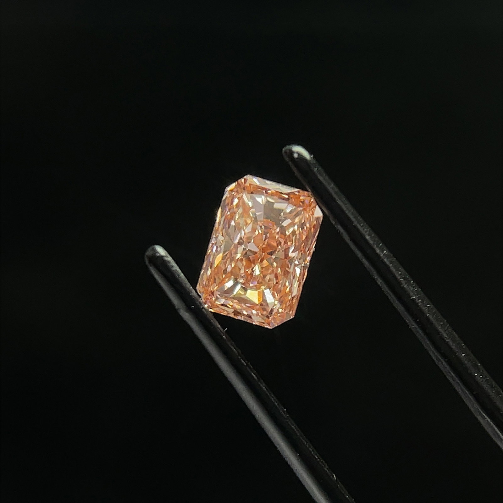 Loose Diamond - RADIANT 0.96ct Fancy Vivid Pink VS1: Loose Diamond - RADIANT 0.96ct Fancy Vivid Pink VS1 Source: This is a real non-mined Diamond that has been grown in a lab Shape: RADIANT Carats: 0.96 Color: Fancy Vivid Pink Certification: IGI Video:
