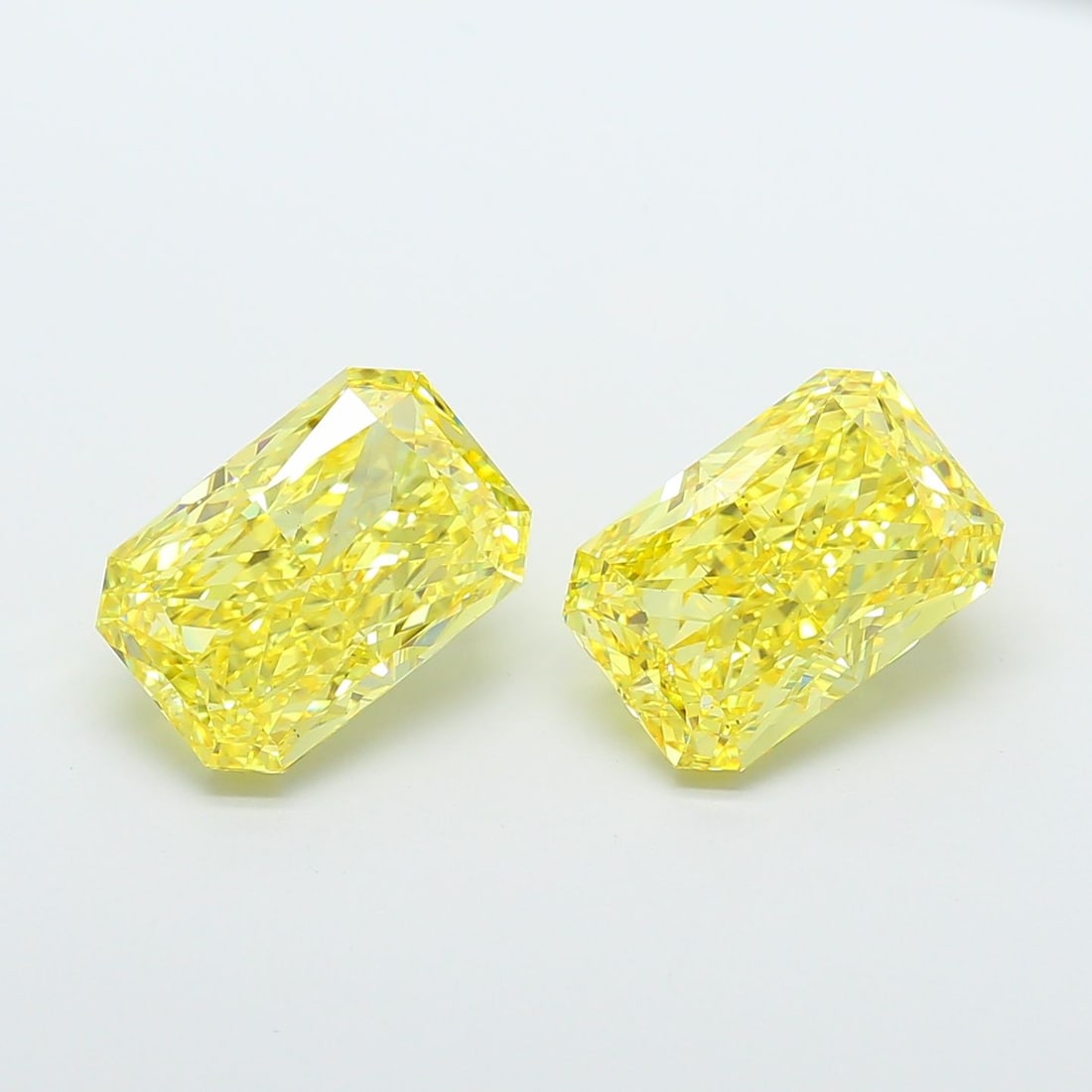 Loose Diamond - RADIANT 5.01ct Fancy Vivid Yellow VS2: Loose Diamond - RADIANT 5.01ct Fancy Vivid Yellow VS2 Source: This is a real non-mined Diamond that has been grown in a lab Shape: RADIANT Carats: 5.01 Color: Fancy Vivid Yellow Certification: IGI Vid