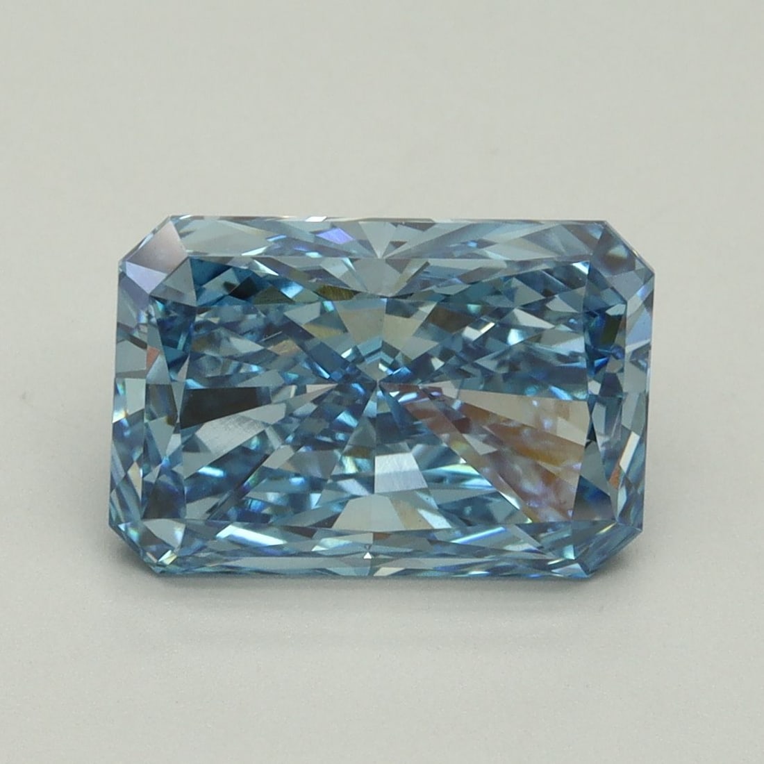 Loose Diamond - RADIANT 4.13ct Fancy Vivid Blue VS1: Loose Diamond - RADIANT 4.13ct Fancy Vivid Blue VS1 Source: This is a real non-mined Diamond that has been grown in a lab Shape: RADIANT Carats: 4.13 Color: Fancy Vivid Blue Certification: IGI Video: