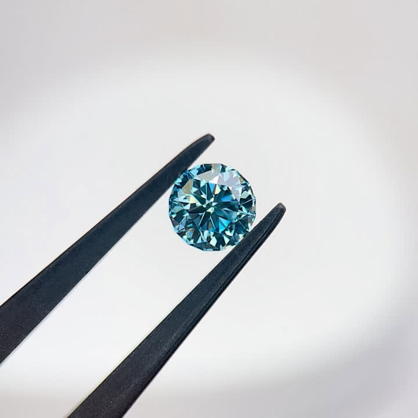 Loose Diamond - ROUND 1.09ct Fancy Vivid Blue VVS2: Loose Diamond - ROUND 1.09ct Fancy Vivid Blue VVS2 Source: This is a real non-mined Diamond that has been grown in a lab Shape: ROUND Carats: 1.09 Color: Fancy Vivid Blue Certification: IGI Video: