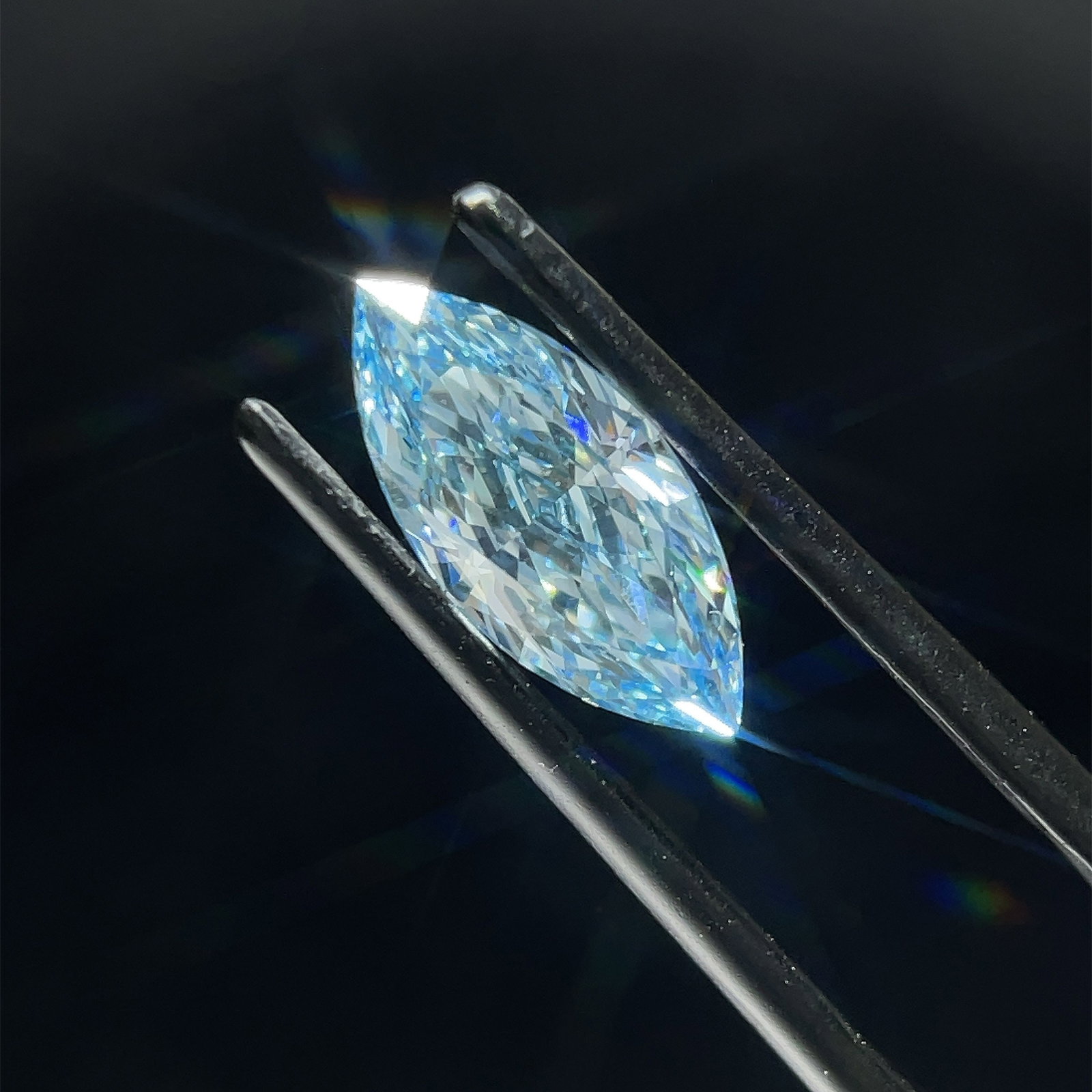 Loose Diamond - MARQUISE 1.6ct Fancy Vivid Blue VS1: Loose Diamond - MARQUISE 1.6ct Fancy Vivid Blue VS1 Source: This is a real non-mined Diamond that has been grown in a lab Shape: MARQUISE Carats: 1.6 Color: Fancy Vivid Blue Certification: IGI Video: