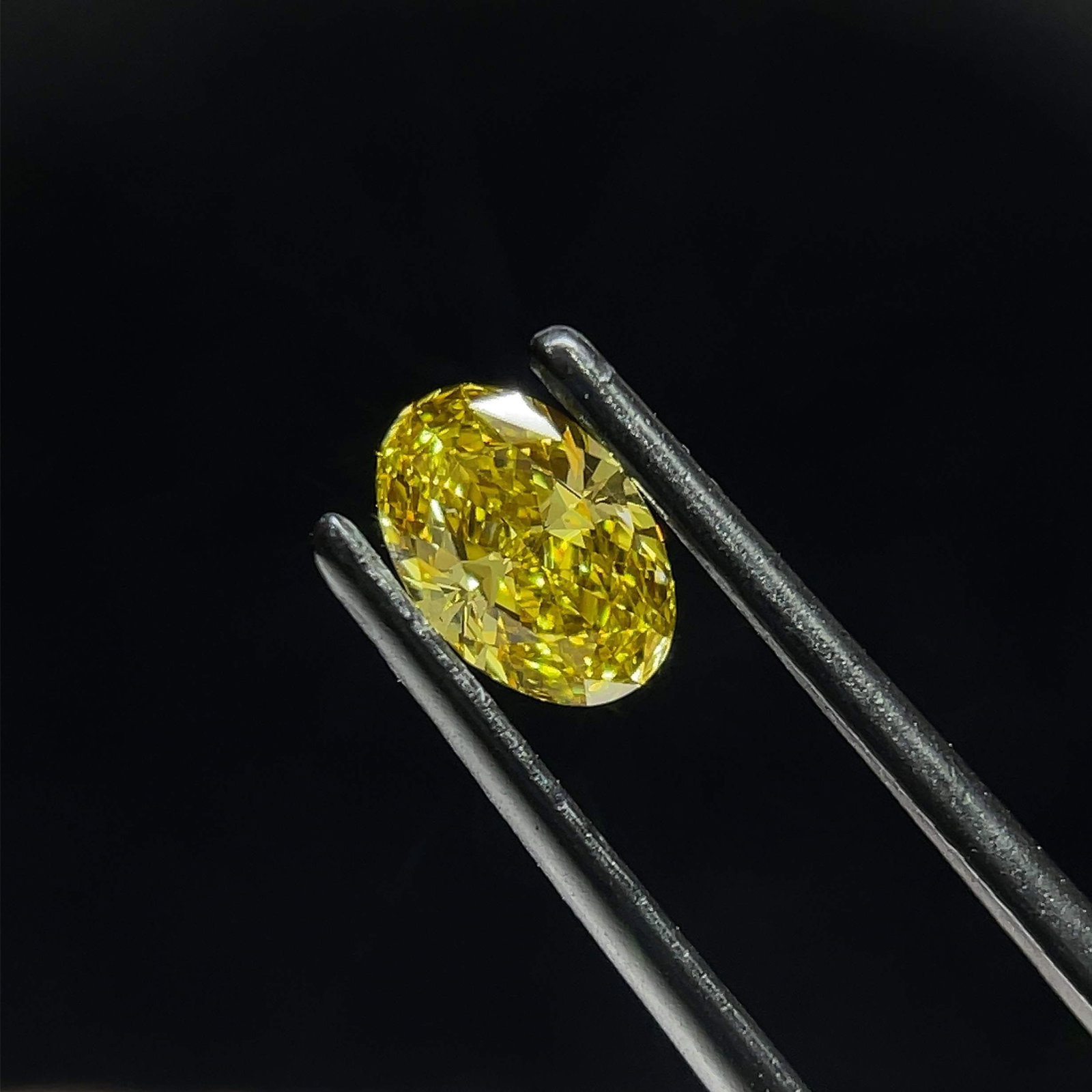 Loose Diamond - OVAL 0.8ct Fancy Intense Yellow VS2: Loose Diamond - OVAL 0.8ct Fancy Intense Yellow VS2 Source: This is a real non-mined Diamond that has been grown in a lab Shape: OVAL Carats: 0.8 Color: Fancy Intense Yellow Certification: IGI Video: