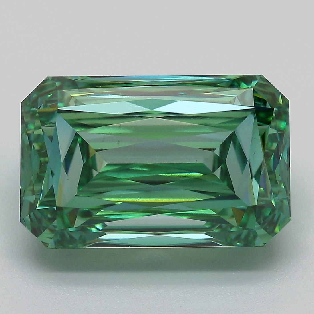 Loose Diamond - RADIANT 9.25ct Fancy Vivid Green VS1: Loose Diamond - RADIANT 9.25ct Fancy Vivid Green VS1 Source: This is a real non-mined Diamond that has been grown in a lab Shape: RADIANT Carats: 9.25 Color: Fancy Vivid Green Certification: IGI Video