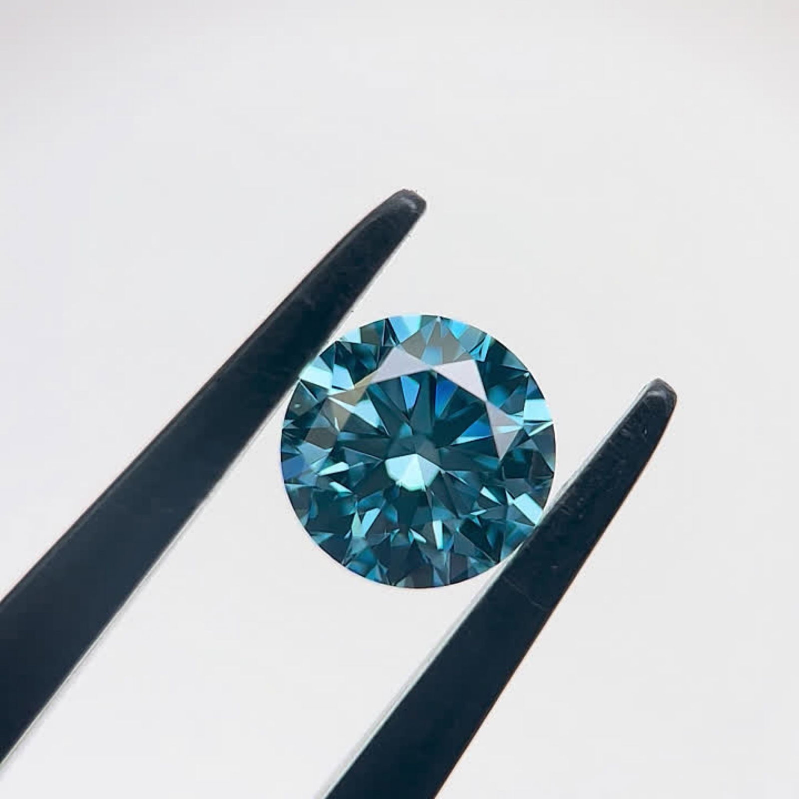 Ideal Loose Diamond - ROUND 1.0ct Fancy Vivid Blue VVS1: Ideal Loose Diamond - ROUND 1.0ct Fancy Vivid Blue VVS1 Source: This is a real non-mined Diamond that has been grown in a lab Shape: ROUND Carats: 1.0 Color: Fancy Vivid Blue Certification: IGI Video:
