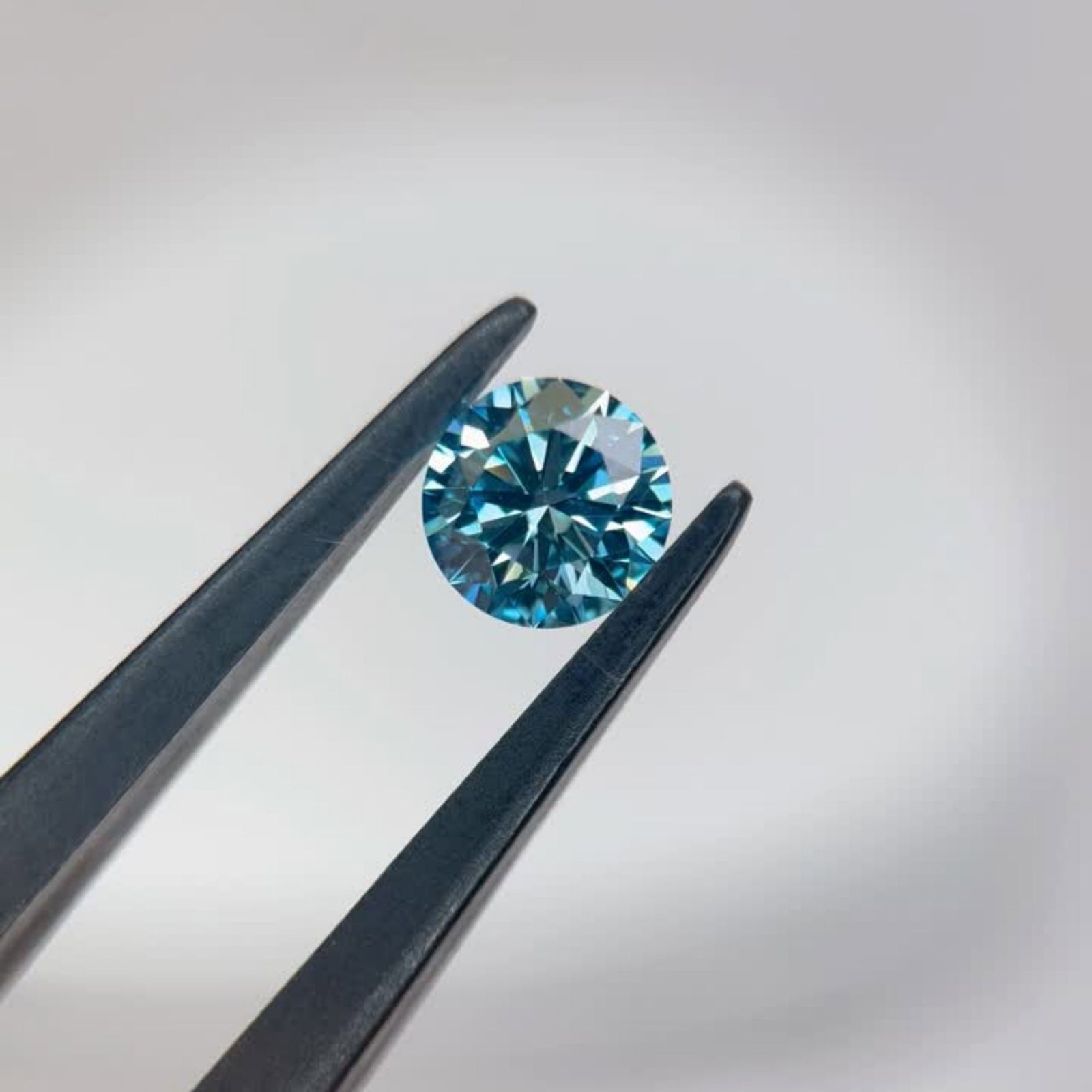 Ideal Loose Diamond - ROUND 1.01ct Fancy Vivid Blue VVS1: Ideal Loose Diamond - ROUND 1.01ct Fancy Vivid Blue VVS1 Source: This is a real non-mined Diamond that has been grown in a lab Shape: ROUND Carats: 1.01 Color: Fancy Vivid Blue Certification: IGI Vide