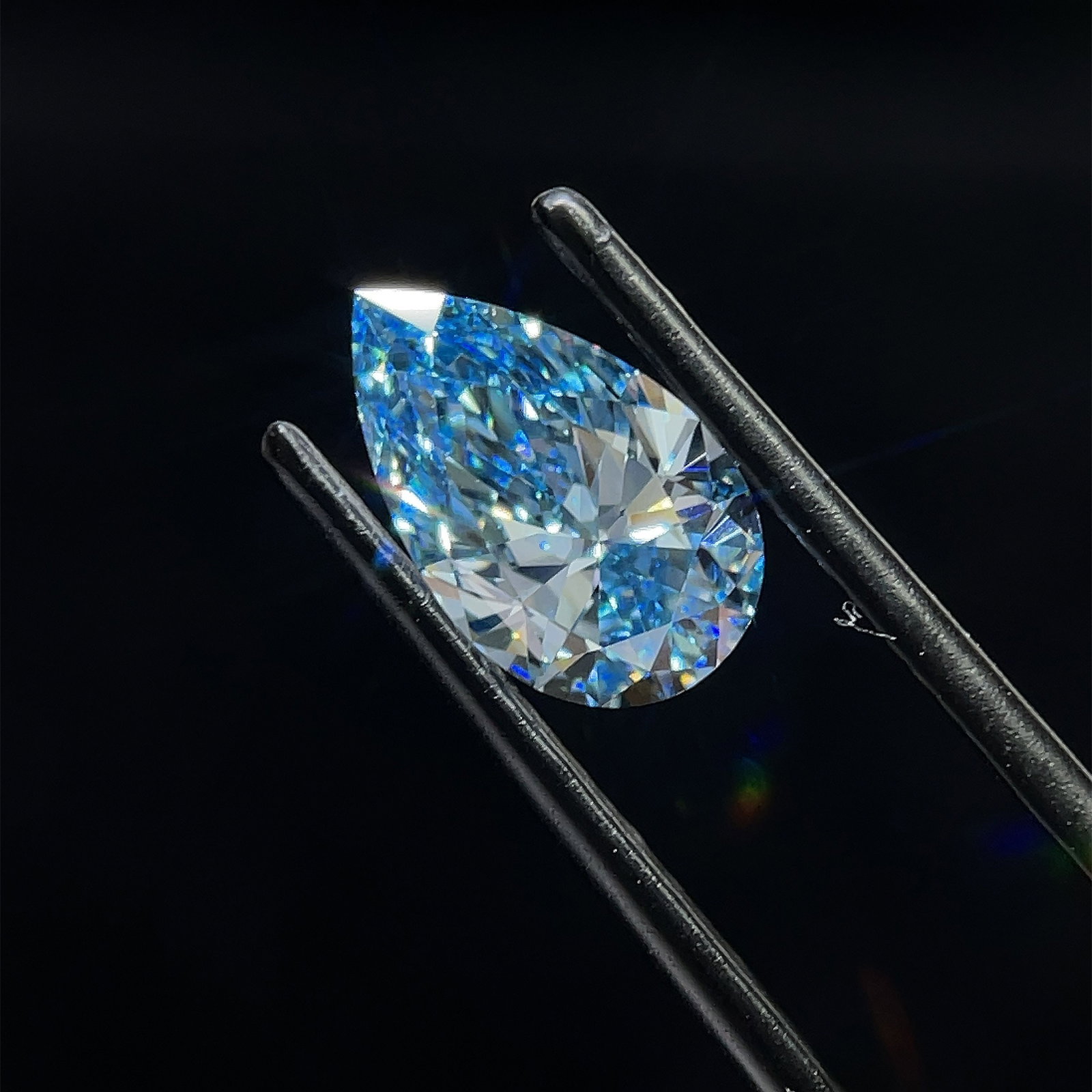 Loose Diamond - PEAR 1.76ct Fancy Vivid Blue VS1: Loose Diamond - PEAR 1.76ct Fancy Vivid Blue VS1 Source: This is a real non-mined Diamond that has been grown in a lab Shape: PEAR Carats: 1.76 Color: Fancy Vivid Blue Certification: IGI Video: