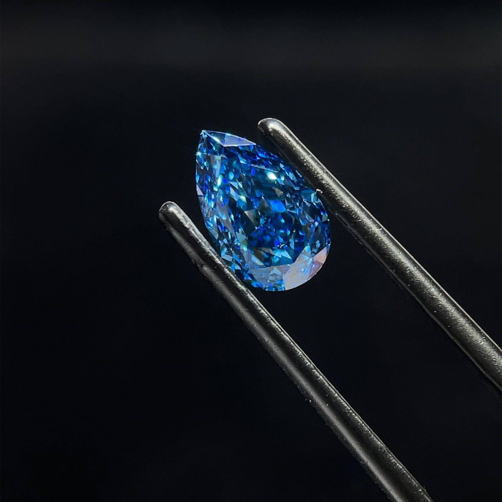 Loose Diamond - PEAR 1.02ct Blue VS2: Loose Diamond - PEAR 1.02ct Blue VS2 Source: This is a real non-mined Diamond that has been grown in a lab Shape: PEAR Carats: 1.02 Color: Blue Certification: NONE The Diamond Depot Guarantee: All ite