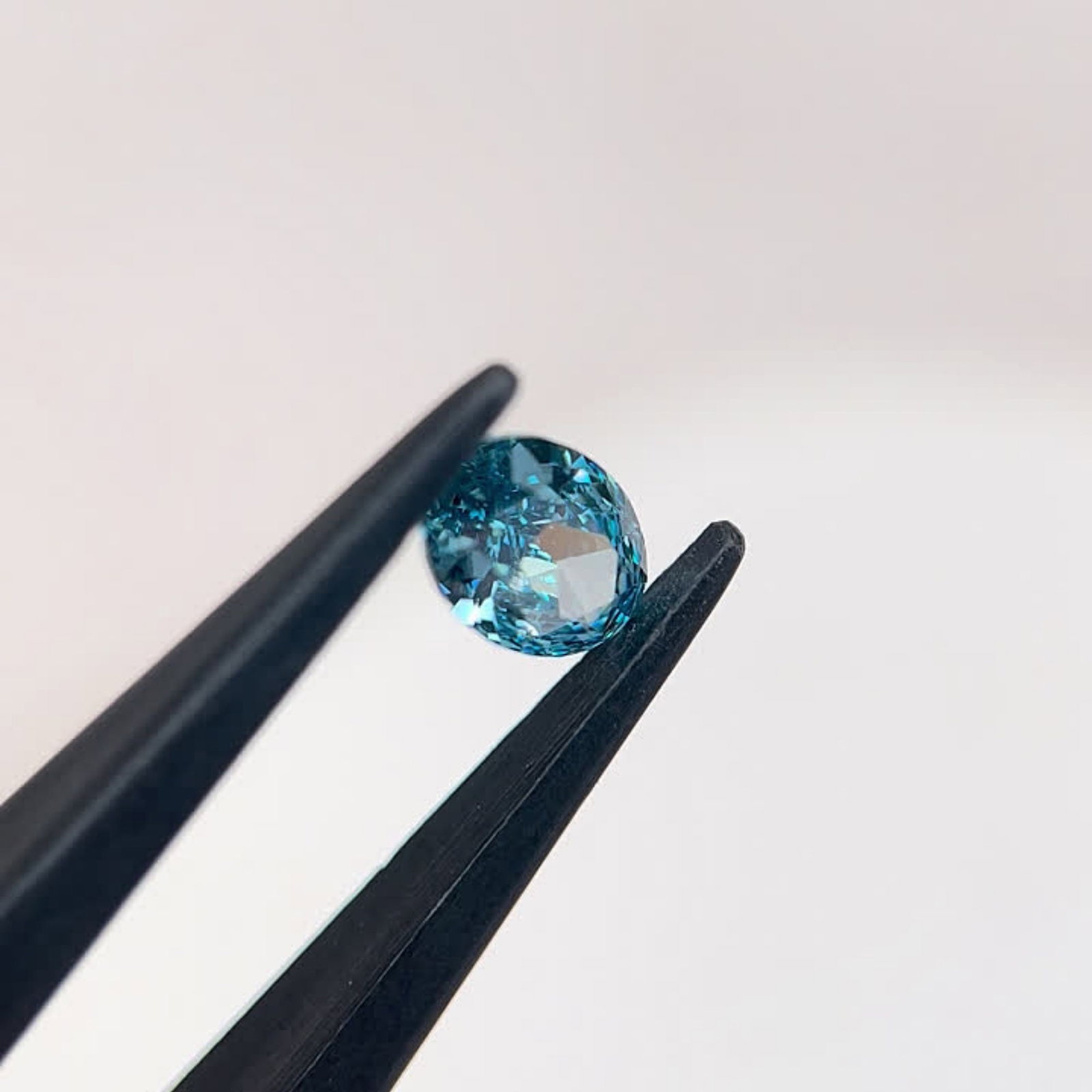 Loose Diamond - OVAL 1.02ct Fancy Vivid Blue VVS2: Loose Diamond - OVAL 1.02ct Fancy Vivid Blue VVS2 Source: This is a real non-mined Diamond that has been grown in a lab Shape: OVAL Carats: 1.02 Color: Fancy Vivid Blue Certification: IGI Video: