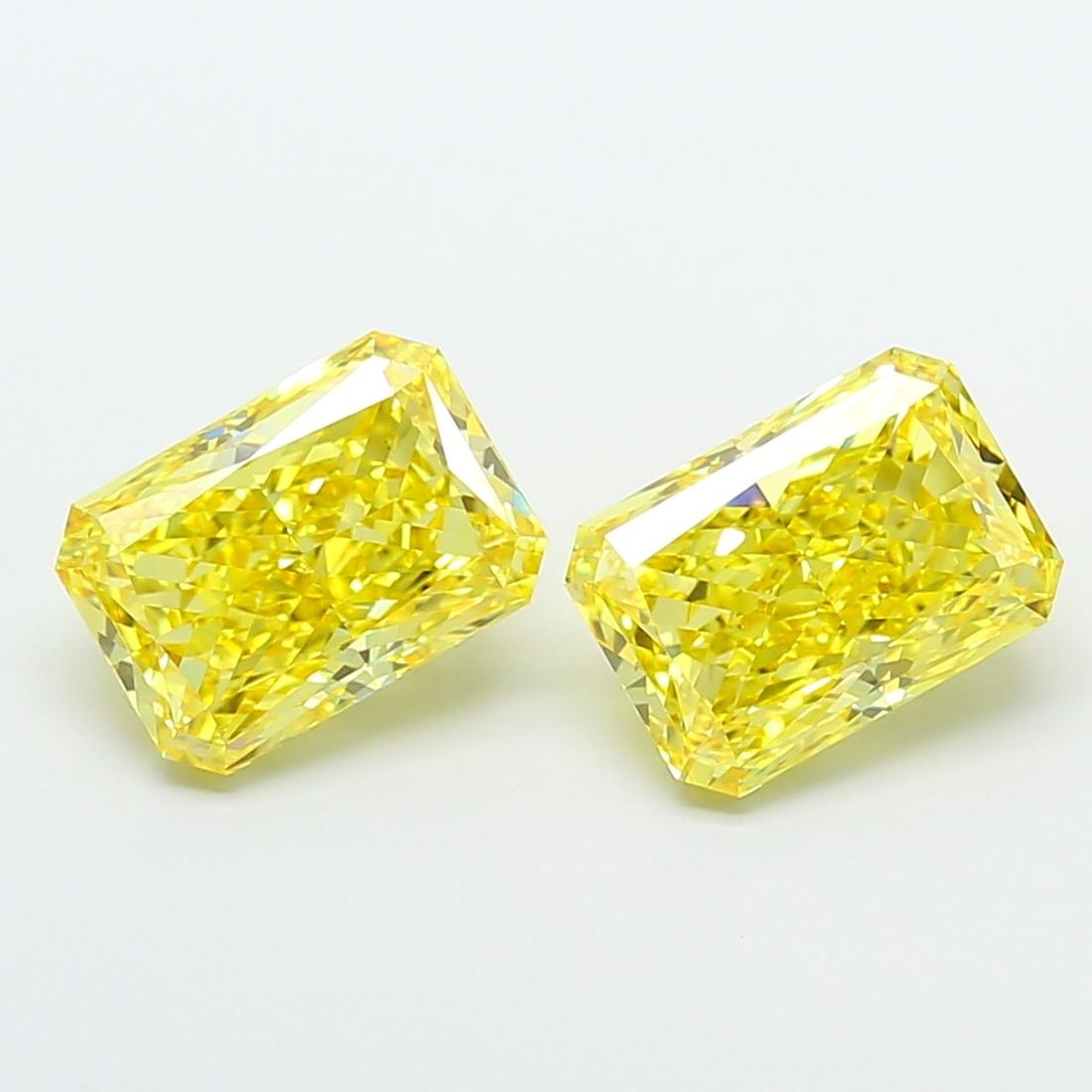 Loose Diamond - RADIANT 3.32ct Fancy Vivid Yellow VS1: Loose Diamond - RADIANT 3.32ct Fancy Vivid Yellow VS1 Source: This is a real non-mined Diamond that has been grown in a lab Shape: RADIANT Carats: 3.32 Color: Fancy Vivid Yellow Certification: IGI Vid
