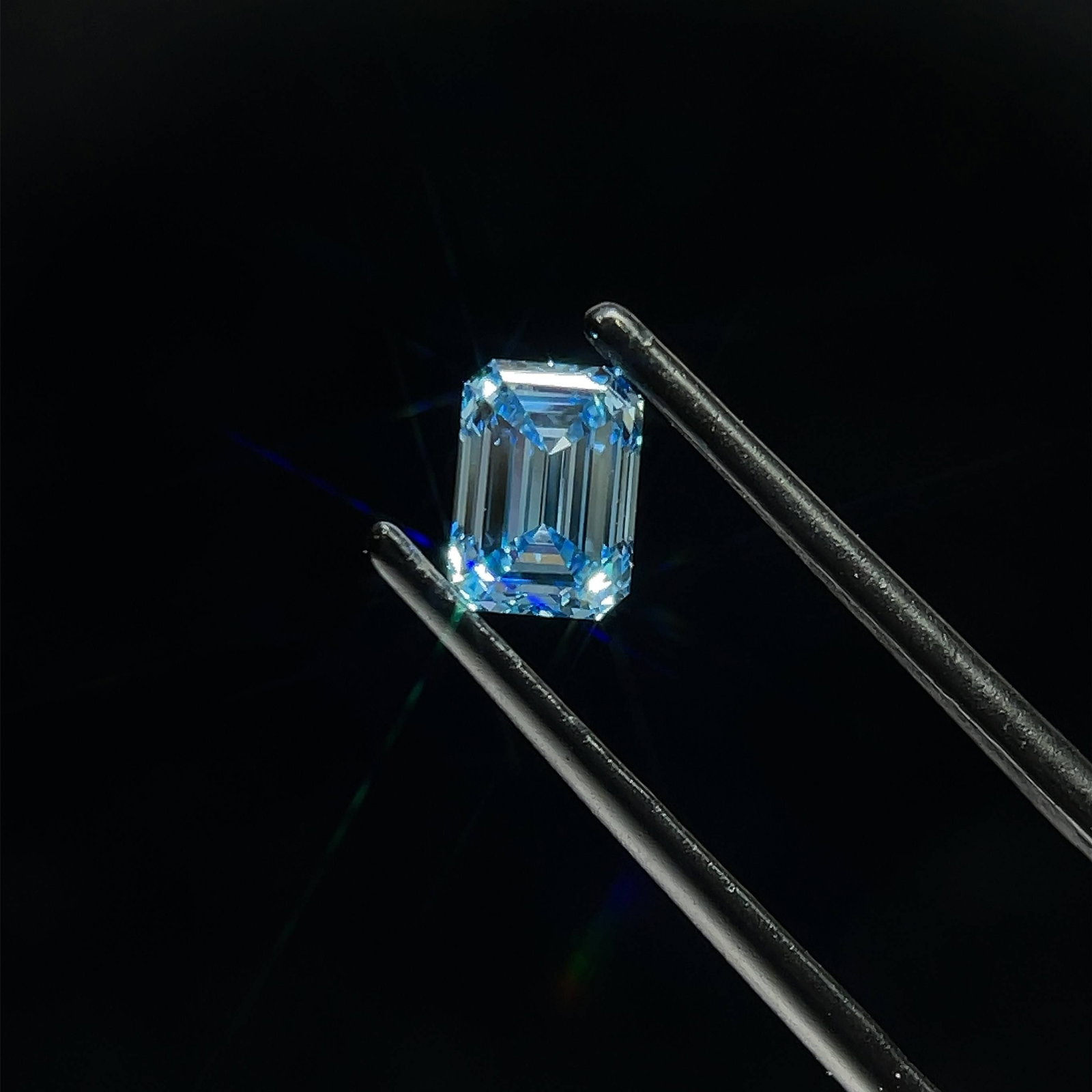 Loose Diamond - EMERALD 0.86ct Fancy Vivid Blue VS1: Loose Diamond - EMERALD 0.86ct Fancy Vivid Blue VS1 Source: This is a real non-mined Diamond that has been grown in a lab Shape: EMERALD Carats: 0.86 Color: Fancy Vivid Blue Certification: IGI Video: