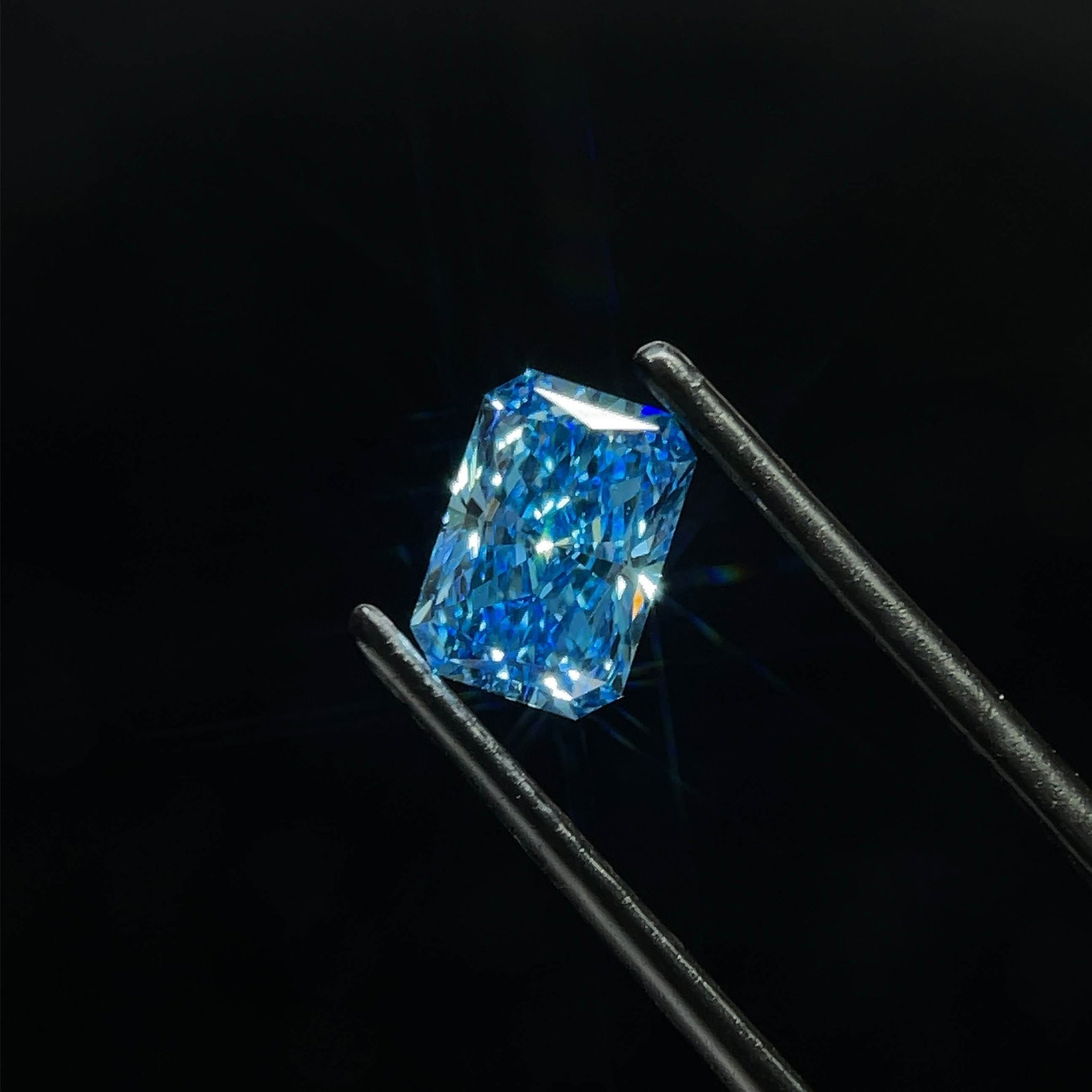 Loose Diamond - RADIANT 1.51ct Fancy Vivid Blue VS1: Loose Diamond - RADIANT 1.51ct Fancy Vivid Blue VS1 Source: This is a real non-mined Diamond that has been grown in a lab Shape: RADIANT Carats: 1.51 Color: Fancy Vivid Blue Certification: IGI Video: