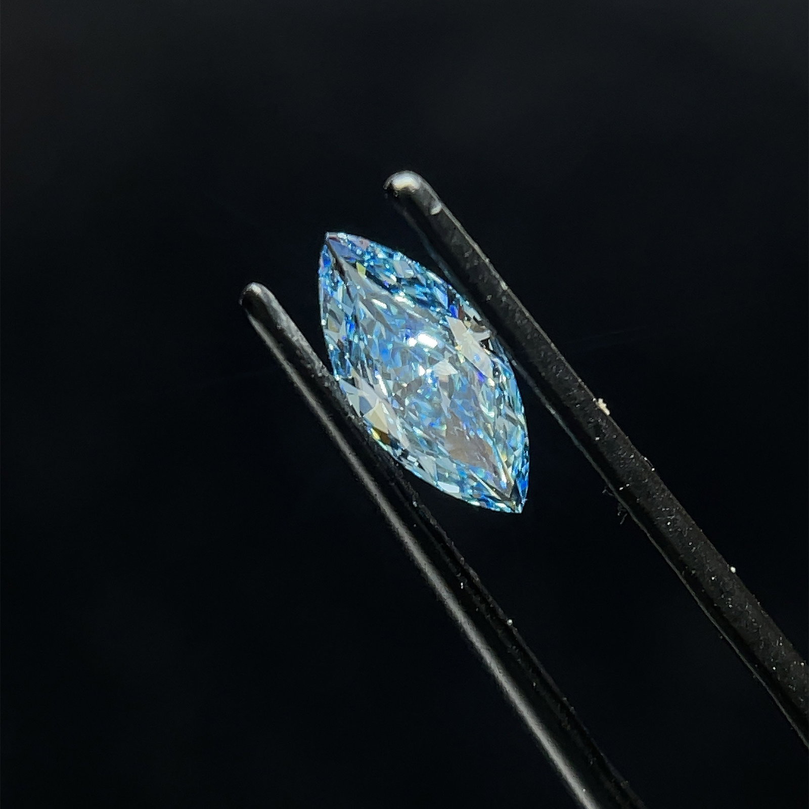 Loose Diamond - MARQUISE 0.95ct Fancy Vivid Blue VVS2: Loose Diamond - MARQUISE 0.95ct Fancy Vivid Blue VVS2 Source: This is a real non-mined Diamond that has been grown in a lab Shape: MARQUISE Carats: 0.95 Color: Fancy Vivid Blue Certification: IGI Vide
