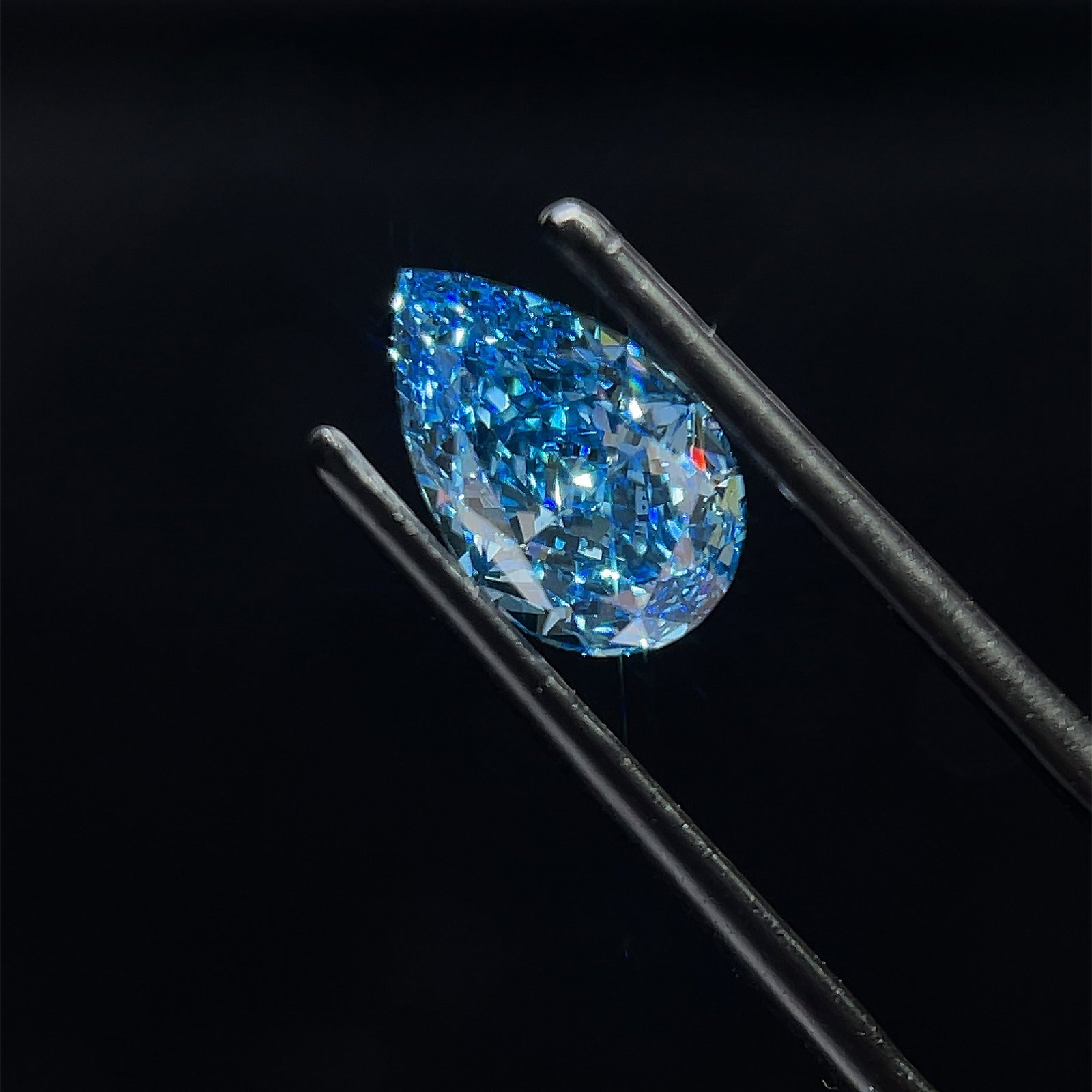 Loose Diamond - PEAR 1.7ct Fancy Vivid Blue VS2: Loose Diamond - PEAR 1.7ct Fancy Vivid Blue VS2 Source: This is a real non-mined Diamond that has been grown in a lab Shape: PEAR Carats: 1.7 Color: Fancy Vivid Blue Certification: IGI Video: