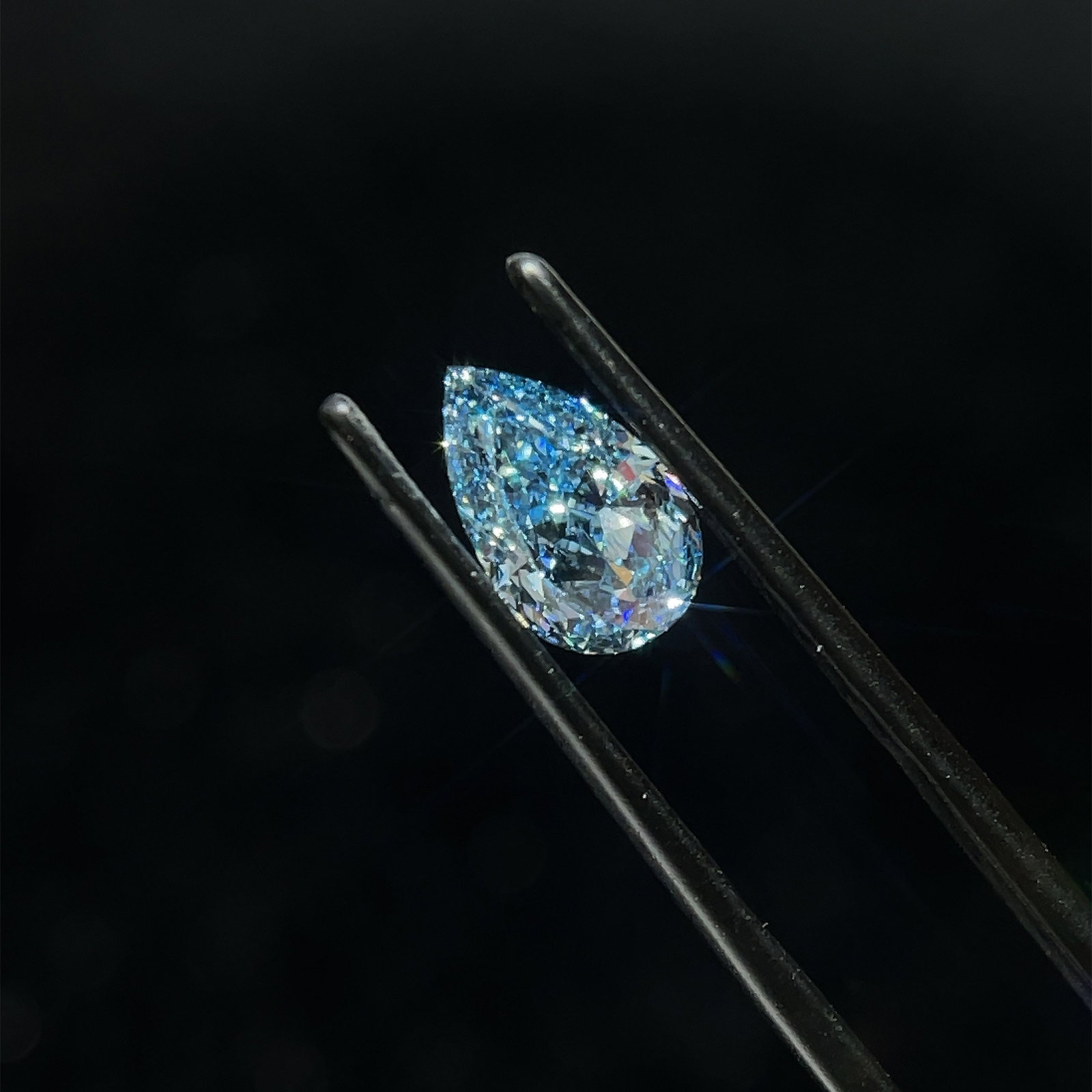 Loose Diamond - PEAR 1.57ct Fancy Vivid Blue VS1: Loose Diamond - PEAR 1.57ct Fancy Vivid Blue VS1 Source: This is a real non-mined Diamond that has been grown in a lab Shape: PEAR Carats: 1.57 Color: Fancy Vivid Blue Certification: IGI The Diamond D