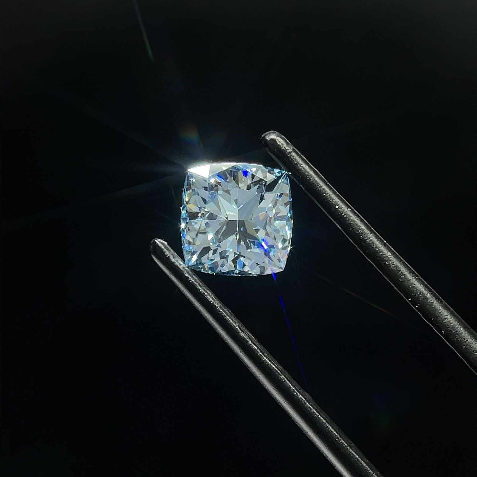 Loose Diamond - CUSHION BRILLIANT 1.03ct Blue VS1: Loose Diamond - CUSHION BRILLIANT 1.03ct Blue VS1 Source: This is a real non-mined Diamond that has been grown in a lab Shape: CUSHION BRILLIANT Carats: 1.03 Color: Blue Certification: NONE The Diamon