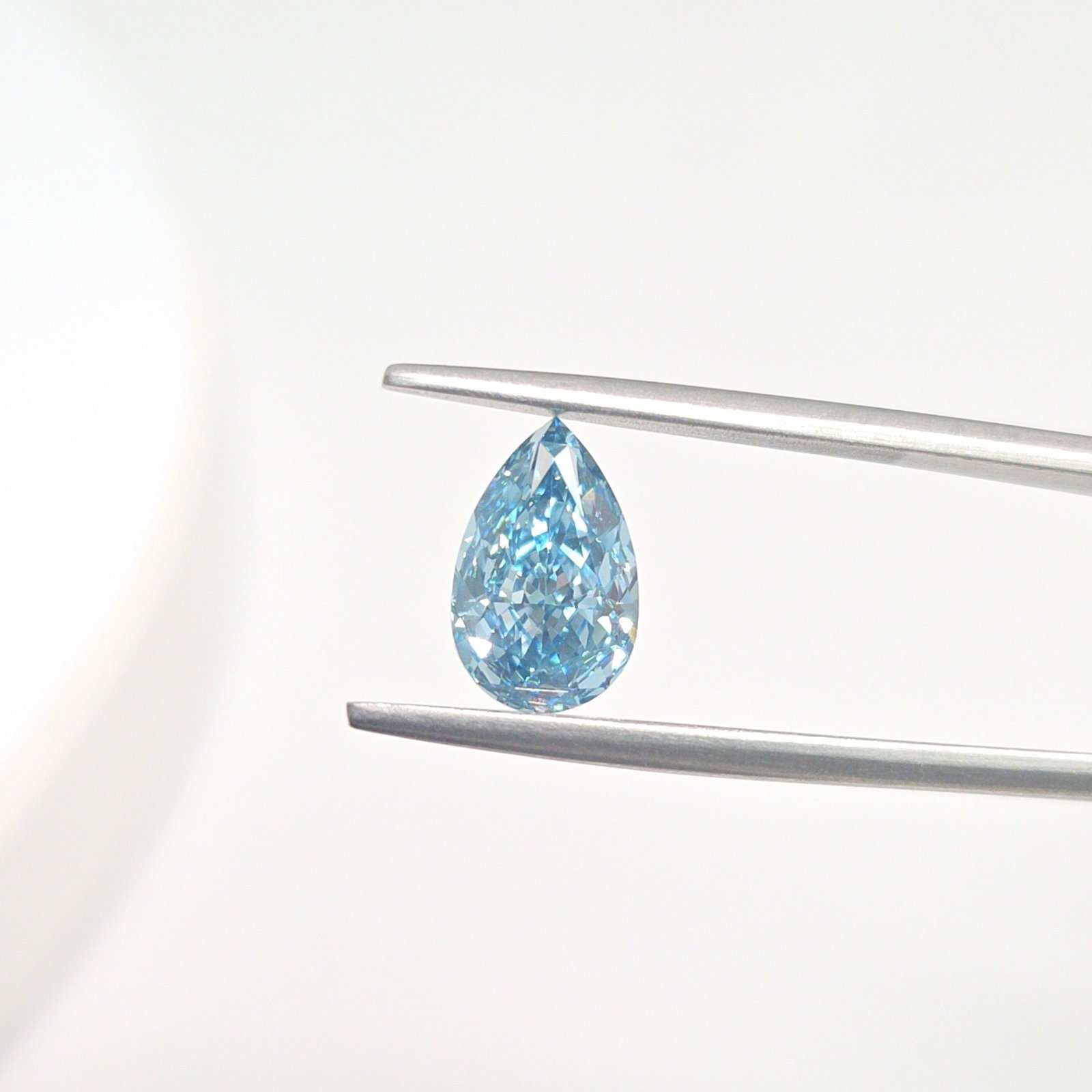Loose Diamond - PEAR 2.02ct Fancy Vivid Blue VS1: Loose Diamond - PEAR 2.02ct Fancy Vivid Blue VS1 Source: This is a real non-mined Diamond that has been grown in a lab Shape: PEAR Carats: 2.02 Color: Fancy Vivid Blue Certification: IGI The Diamond D