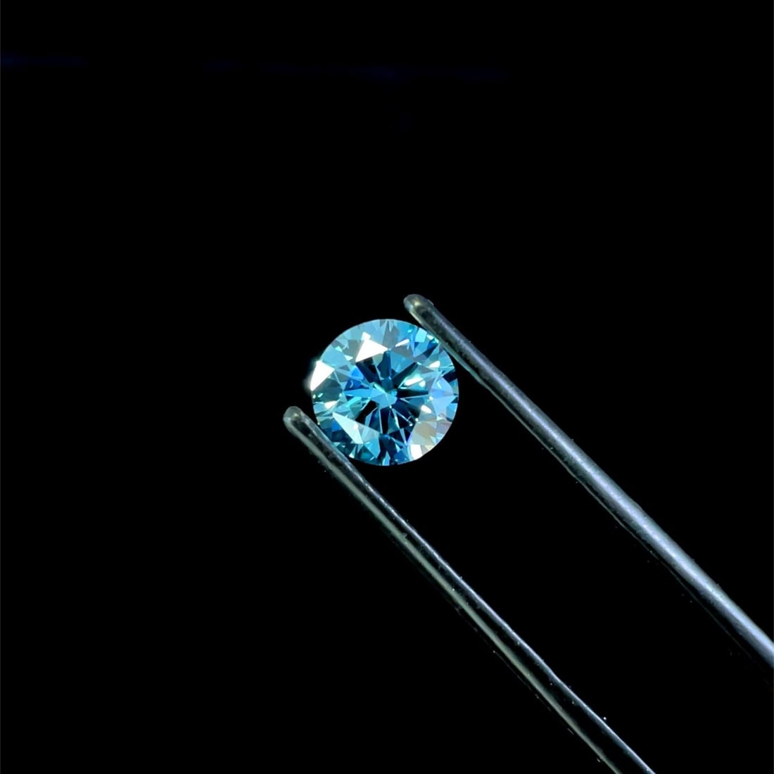 Ideal Loose Diamond - ROUND 1.5ct Fancy Vivid Blue VVS2: Ideal Loose Diamond - ROUND 1.5ct Fancy Vivid Blue VVS2 Source: This is a real non-mined Diamond that has been grown in a lab Shape: ROUND Carats: 1.5 Color: Fancy Vivid Blue Certification: IGI Video: