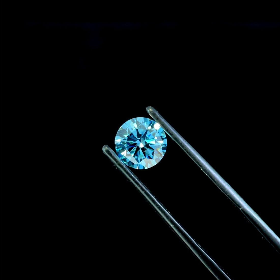 Ideal Loose Diamond - ROUND 1.5ct Fancy Vivid Blue VVS2: Ideal Loose Diamond - ROUND 1.5ct Fancy Vivid Blue VVS2 Source: This is a real non-mined Diamond that has been grown in a lab Shape: ROUND Carats: 1.5 Color: Fancy Vivid Blue Certification: IGI The Di