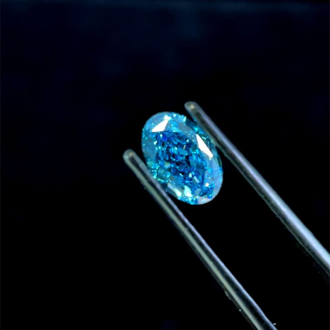 Loose Diamond - OVAL 1.5ct Fancy Vivid Blue VS1: Loose Diamond - OVAL 1.5ct Fancy Vivid Blue VS1 Source: This is a real non-mined Diamond that has been grown in a lab Shape: OVAL Carats: 1.5 Color: Fancy Vivid Blue Certification: IGI The Diamond Dep