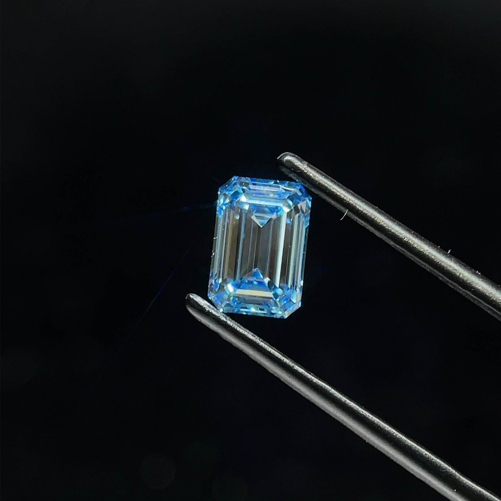 Loose Diamond - EMERALD 1.52ct Fancy Vivid Blue VS2: Loose Diamond - EMERALD 1.52ct Fancy Vivid Blue VS2 Source: This is a real non-mined Diamond that has been grown in a lab Shape: EMERALD Carats: 1.52 Color: Fancy Vivid Blue Certification: IGI Video: