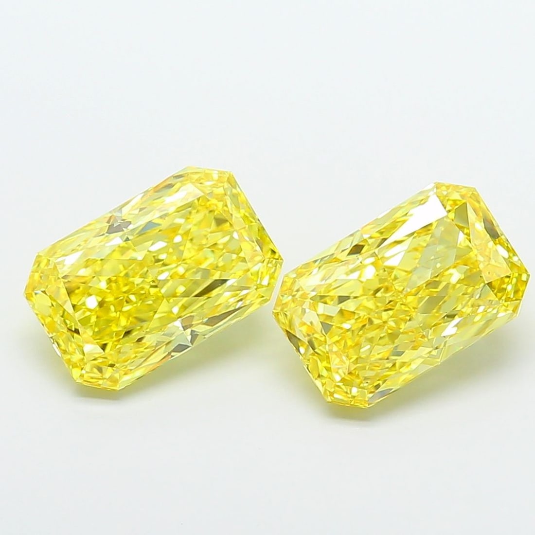 Loose Diamond - RADIANT 5.0ct Fancy Vivid Yellow VS2: Loose Diamond - RADIANT 5.0ct Fancy Vivid Yellow VS2 Source: This is a real non-mined Diamond that has been grown in a lab Shape: RADIANT Carats: 5.0 Color: Fancy Vivid Yellow Certification: IGI Video