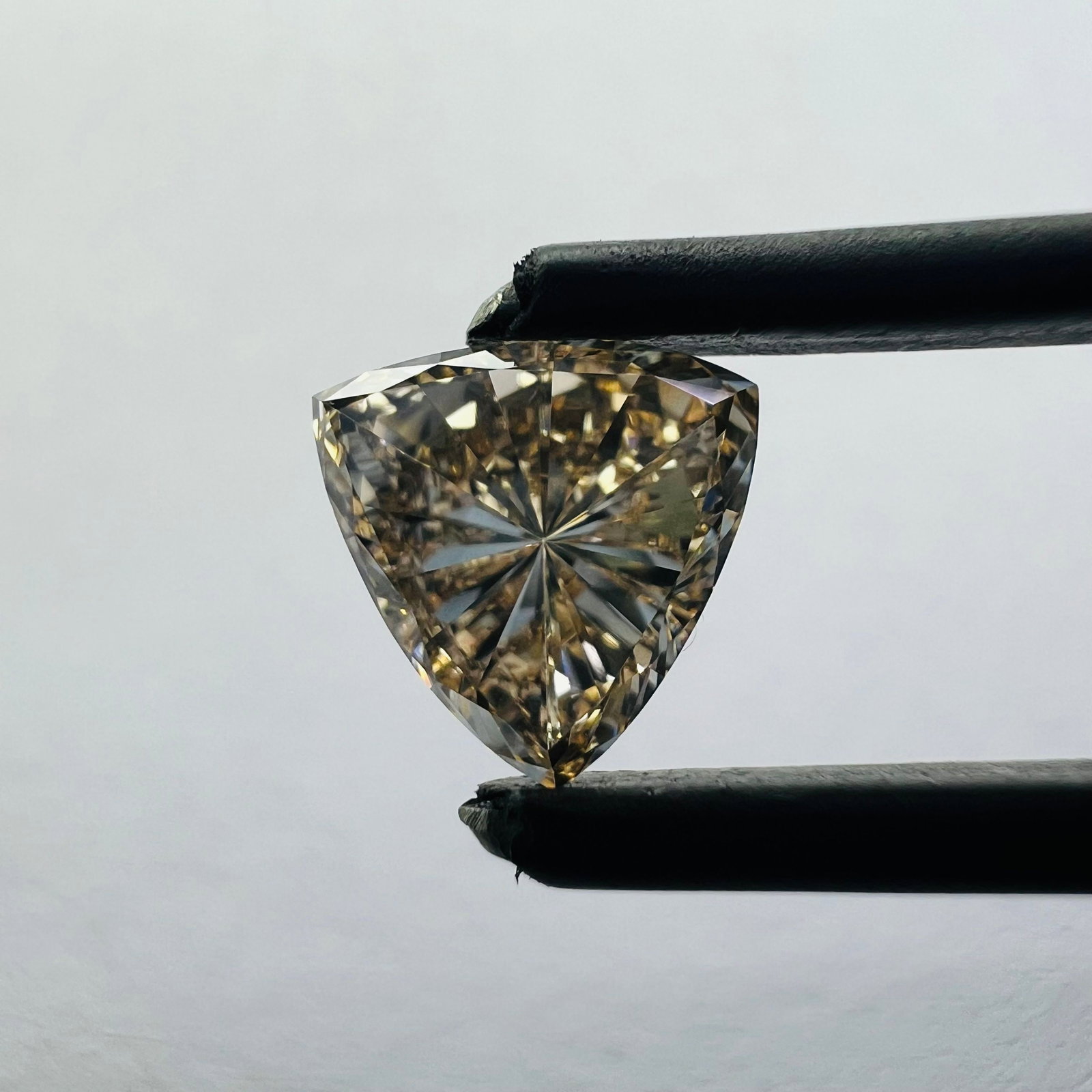 Loose Diamond - TRILLIANT 0.85ct Orange VVS2: Loose Diamond - TRILLIANT 0.85ct Orange VVS2 Source: This is a real non-mined Diamond that has been grown in a lab Shape: TRILLIANT Carats: 0.85 Color: Orange Certification: NONE The Diamond Depot Gua