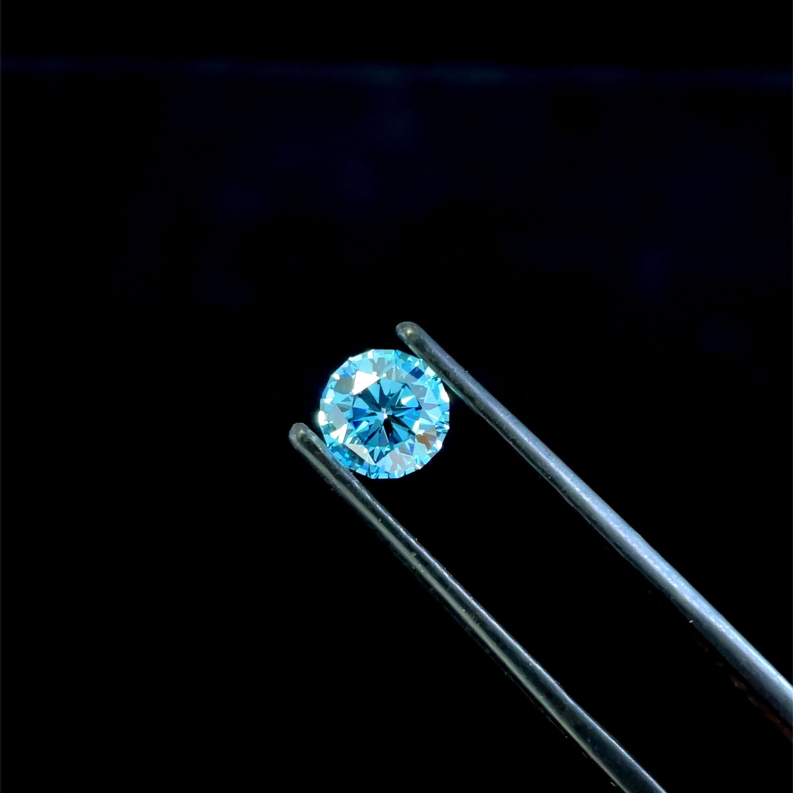 Loose Diamond - ROUND 1.04ct Fancy Vivid Blue VVS2: Loose Diamond - ROUND 1.04ct Fancy Vivid Blue VVS2 Source: This is a real non-mined Diamond that has been grown in a lab Shape: ROUND Carats: 1.04 Color: Fancy Vivid Blue Certification: IGI Video: