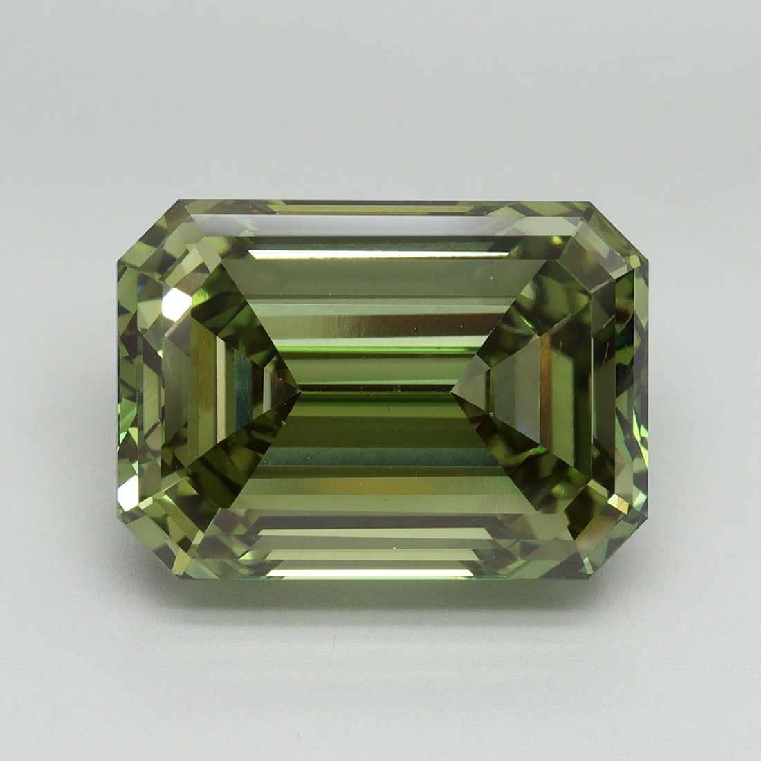 Loose Diamond - EMERALD 10.22ct Fancy Vivid Green VS2: Loose Diamond - EMERALD 10.22ct Fancy Vivid Green VS2 Source: This is a real non-mined Diamond that has been grown in a lab Shape: EMERALD Carats: 10.22 Color: Fancy Vivid Green Certification: IGI Vid