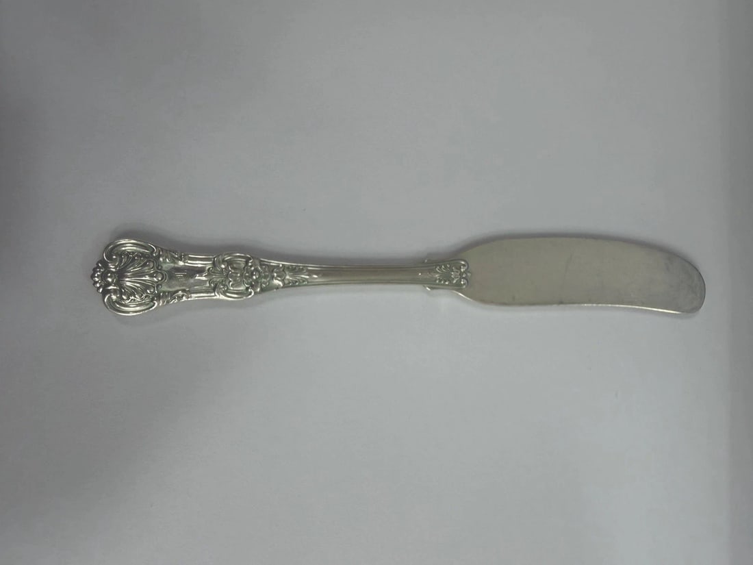 Tiffany English King 925 Sterling Butter Spreader 5.57 Monogrammed: Tiffany English King 925 Sterling Butter Spreader 5.57 Monogrammed This Tiffany & Co. English King butter knife spreader is crafted from solid .925 sterling silver and features a monogram. Measuring a